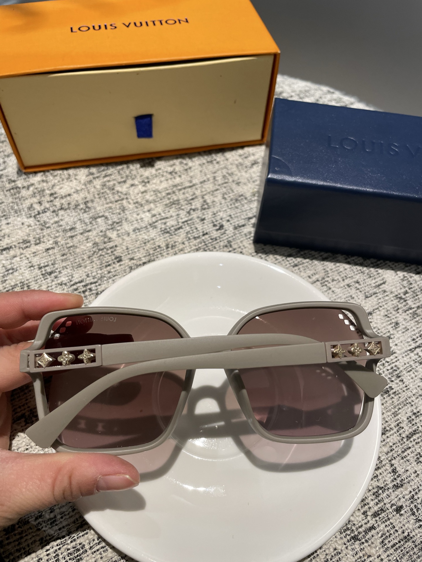 💰135💰L 家💌宝丽来树脂偏光镜😎新款小香太阳镜减轻强光负担🥰遮挡有害光线防辐射😊出行旅游搭配衣服必备