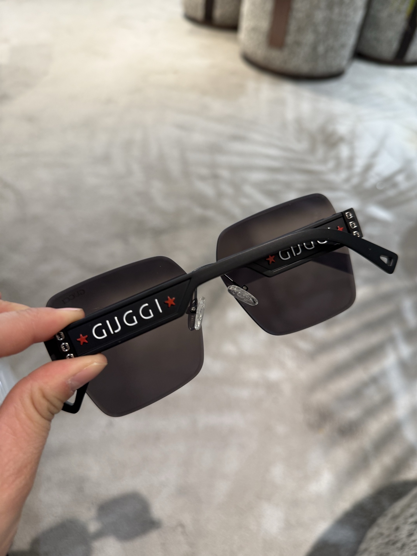 💰135💰Gucci【偏光系列】
2025新款偏光太阳镜 款式多 。
经典的方框设计，不挑脸型，无论搭配