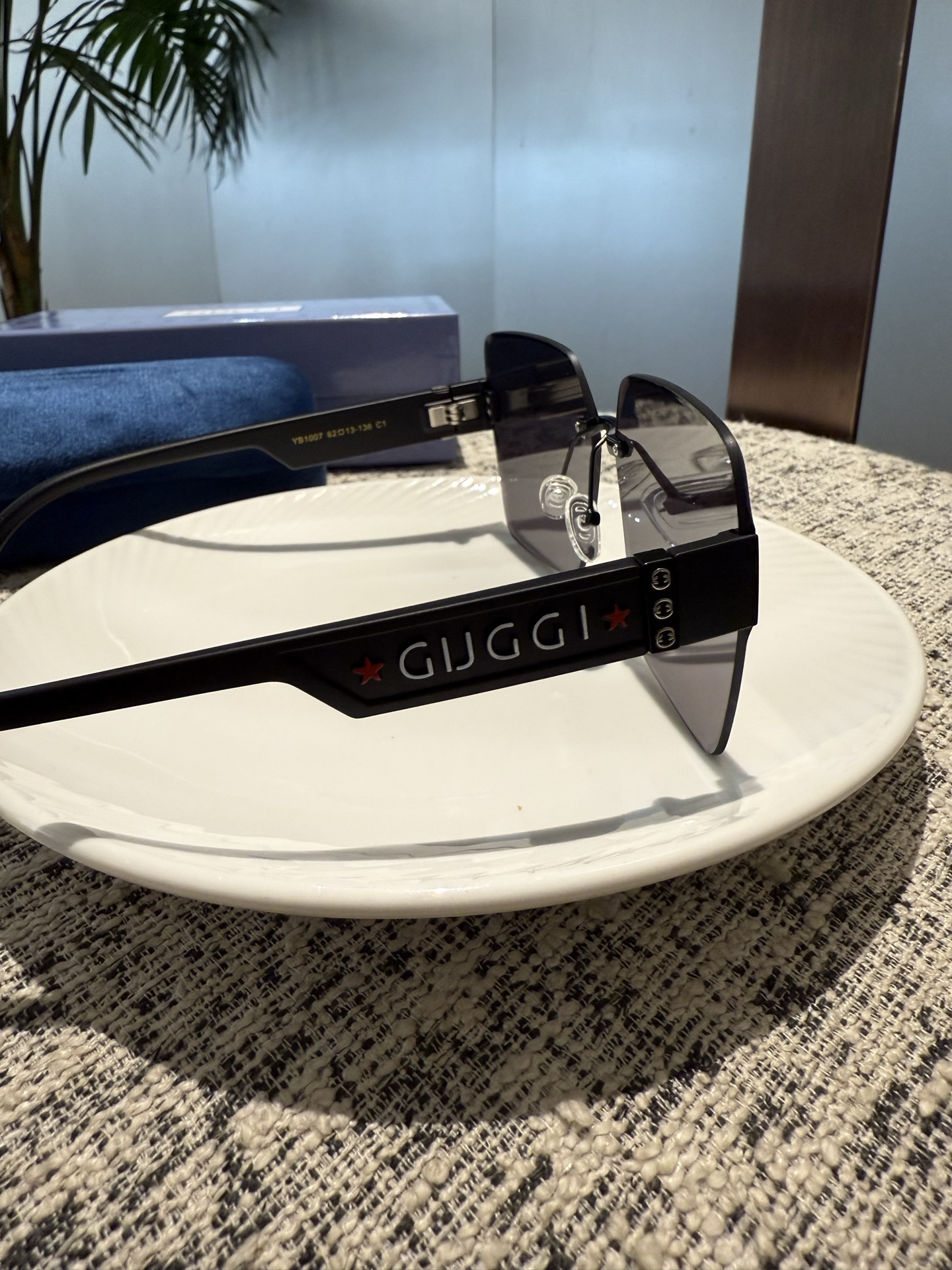 💰135💰Gucci【偏光系列】
2025新款偏光太阳镜 款式多 。
经典的方框设计，不挑脸型，无论搭配
