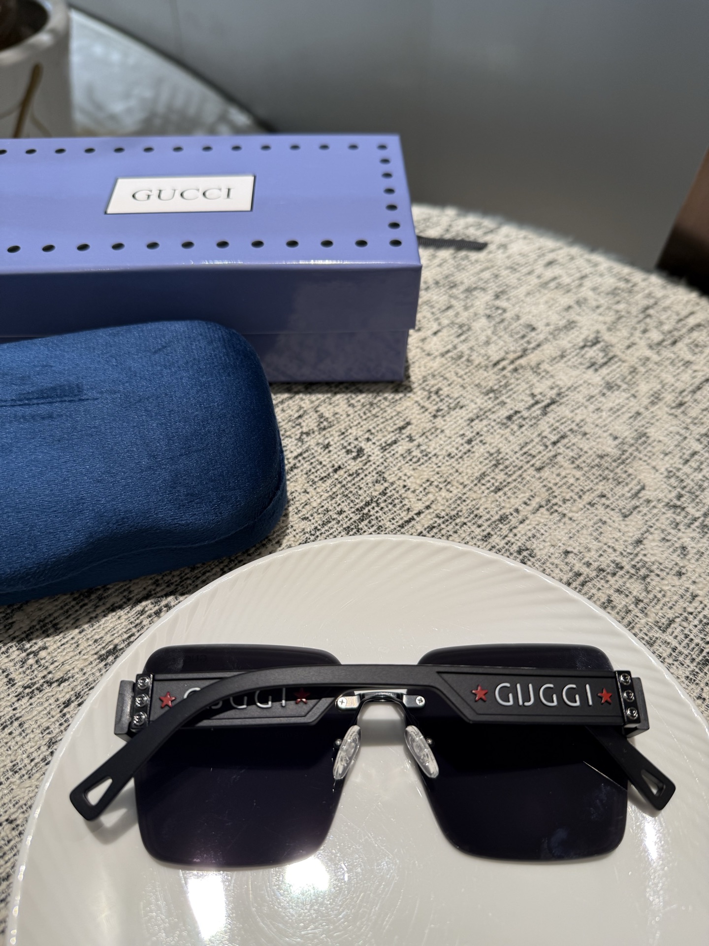 💰135💰Gucci【偏光系列】
2025新款偏光太阳镜 款式多 。
经典的方框设计，不挑脸型，无论搭配