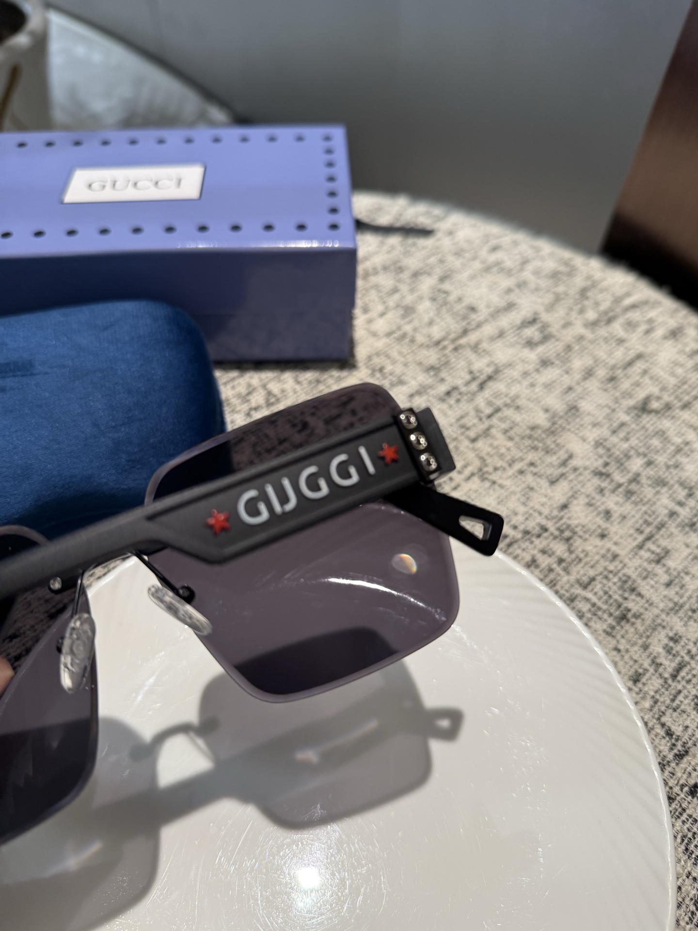 💰135💰Gucci【偏光系列】
2025新款偏光太阳镜 款式多 。
经典的方框设计，不挑脸型，无论搭配