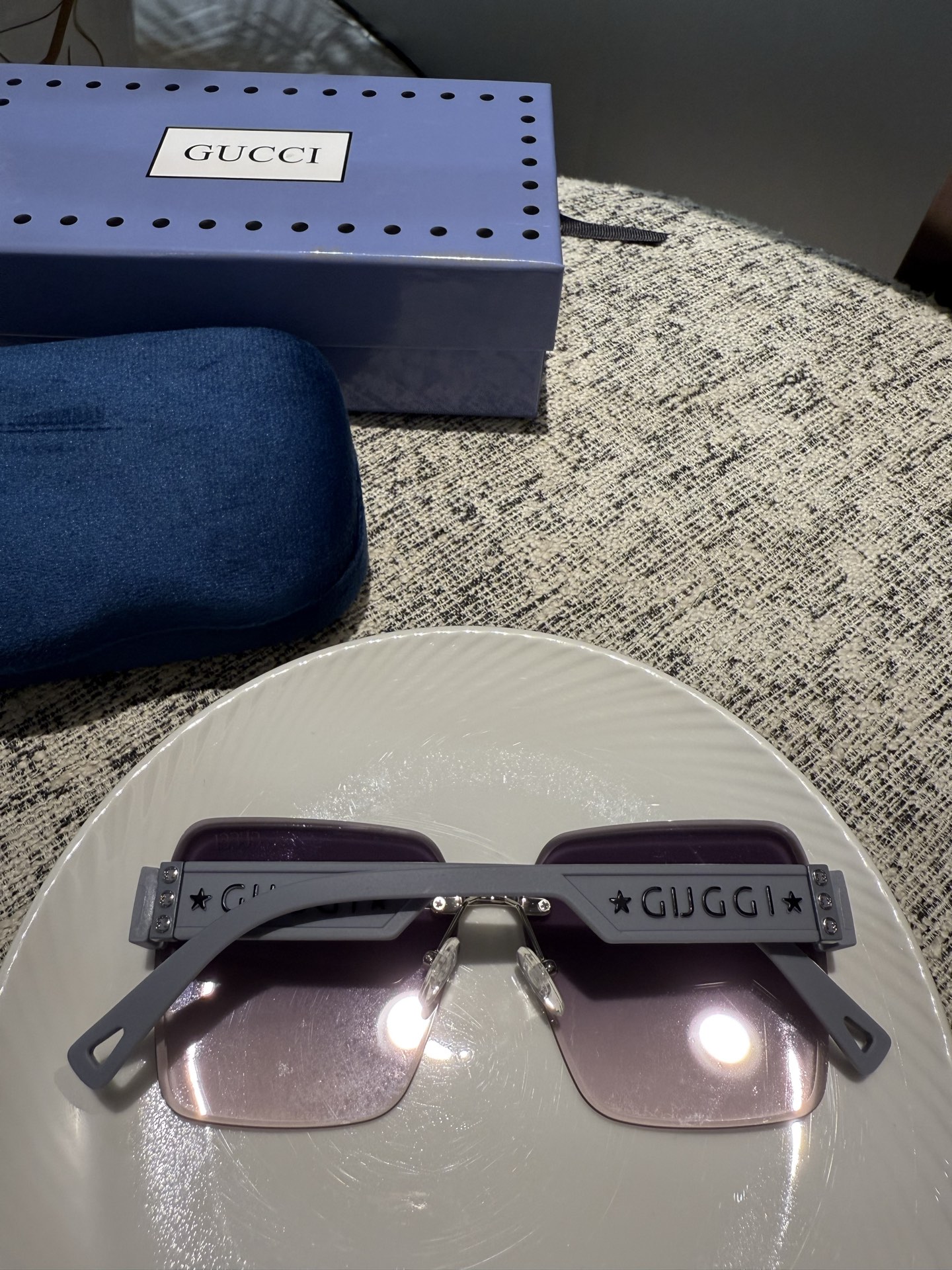 💰135💰Gucci【偏光系列】
2025新款偏光太阳镜 款式多 。
经典的方框设计，不挑脸型，无论搭配