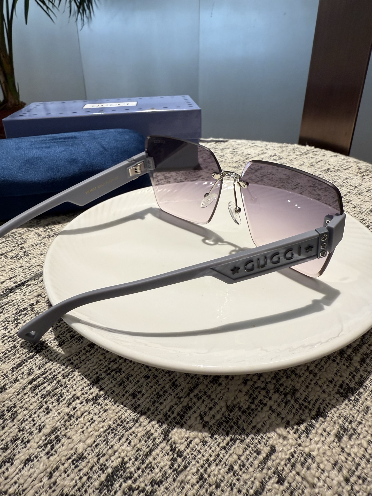 💰135💰Gucci【偏光系列】
2025新款偏光太阳镜 款式多 。
经典的方框设计，不挑脸型，无论搭配