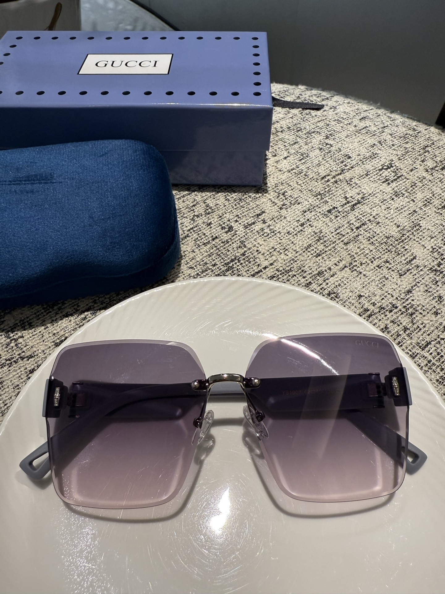 💰135💰Gucci【偏光系列】
2025新款偏光太阳镜 款式多 。
经典的方框设计，不挑脸型，无论搭配