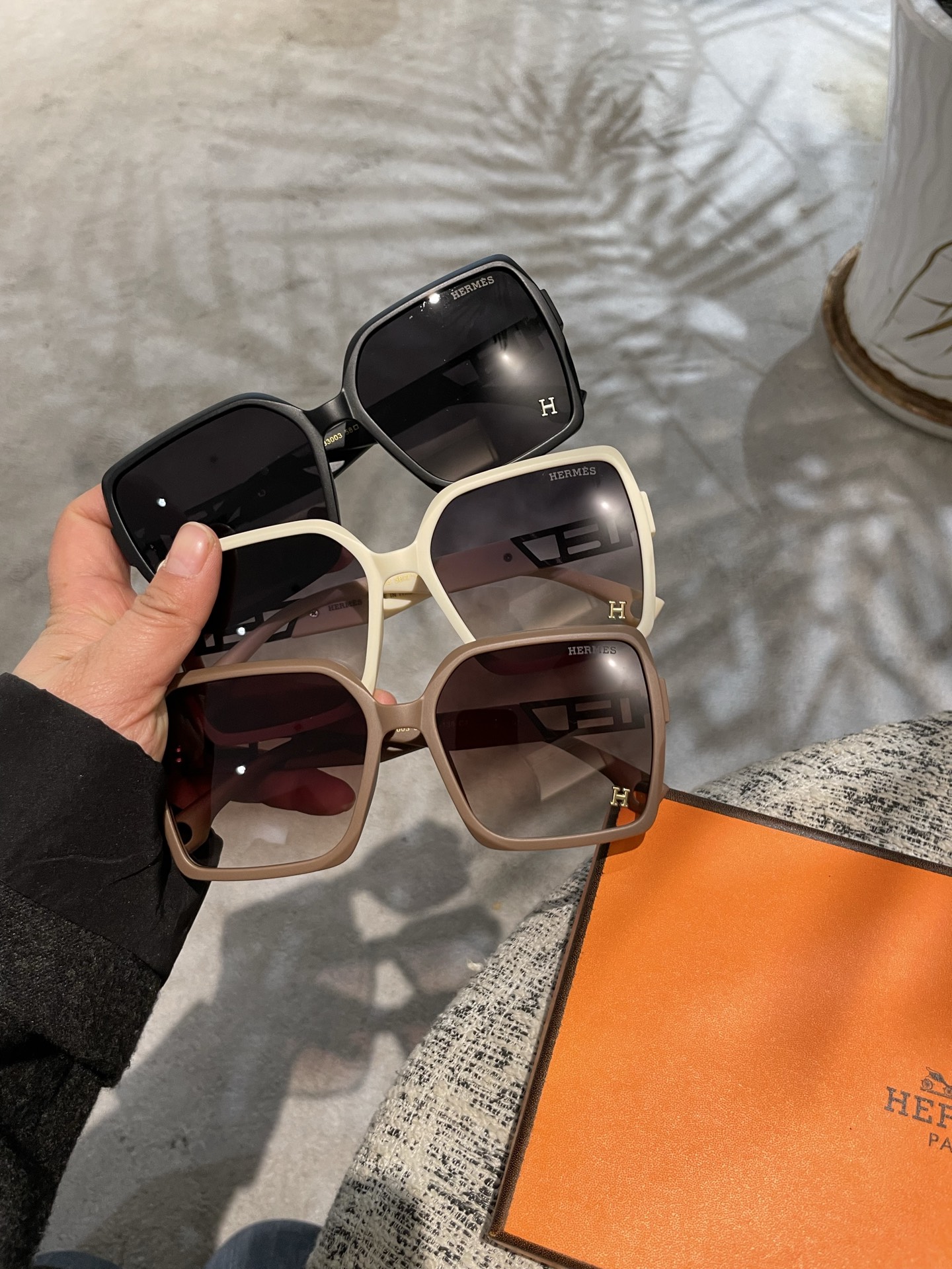 NO:249339,Hermes [TR polarized series] 2025 new polarized sunglasses with many styles. Classic square frame design, not picky about face shape, it shows its temperament whether it is matched with a coat or a dress. Polarized lenses prevent ultraviolet rays with 3003 glasses sunglasses, glasses, hermes, skirts19860909爱马仕【TR偏光系列】 2025新款偏光太阳镜 款式多 . 经典的方框设计,不挑脸型,无论搭配大衣还是连衣裙都非常显气质 偏光镜片预防紫外线配3003眼镜墨镜太阳镜,眼镜,hermes,skirts,glasses