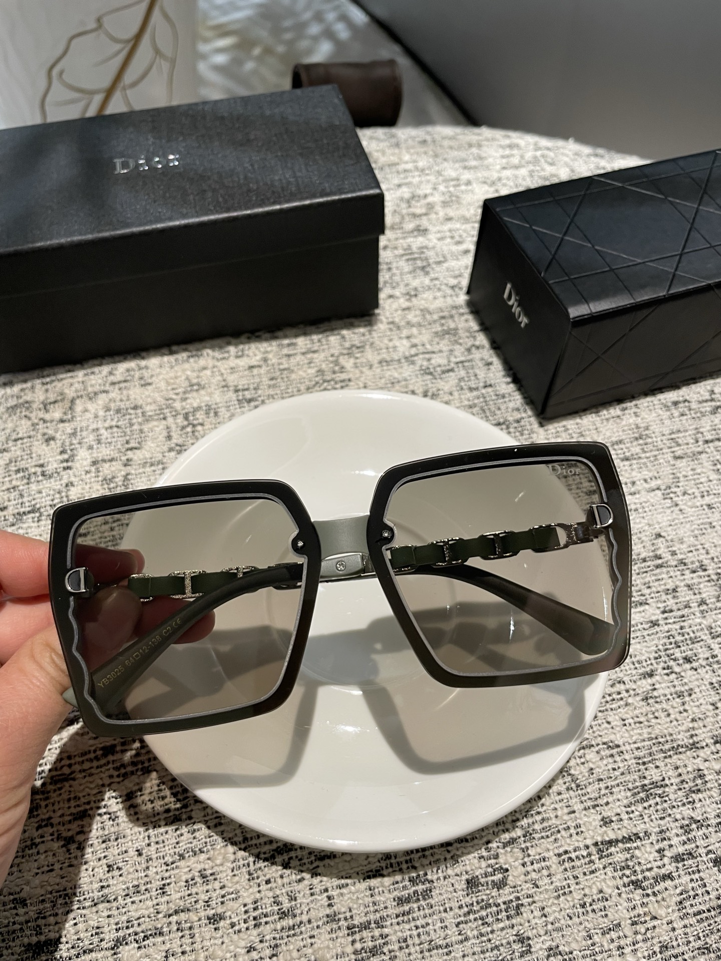 NO:247980,Dior【TR polarized series】 2025 new polarized sunglasses with many styles. Classic square frame design, not picky about face shape, it shows its temperament whether it is matched with a coat or a dress. Polarized lenses prevent ultraviolet rays with 3025 glasses sunglasses, glasses, dior, skirts19860909Dior【TR偏光系列】 2025新款偏光太阳镜 款式多 . 经典的方框设计,不挑脸型,无论搭配大衣还是连衣裙都非常显气质 偏光镜片预防紫外线配3025眼镜墨镜太阳镜,眼镜,dior,skirts,glasses