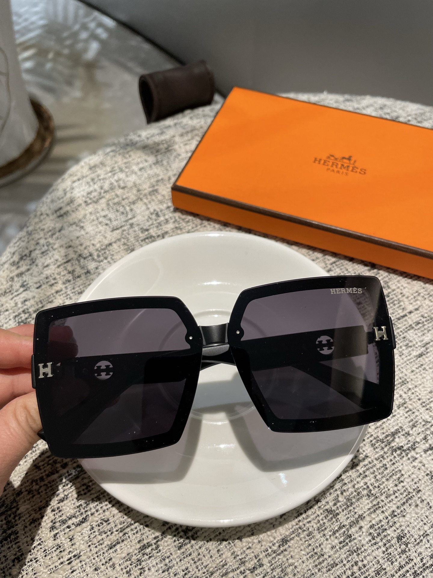 NO:246206,Hermes [TR polarized series] 2025 new polarized sunglasses with many styles. Classic square frame design, not picky about face shape, it shows its temperament whether it is matched with a coat or a dress. Polarized lenses prevent ultraviolet rays with 3018 glasses sunglasses, glasses, hermes, skirts19860909爱马仕【TR偏光系列】 2025新款偏光太阳镜 款式多 . 经典的方框设计,不挑脸型,无论搭配大衣还是连衣裙都非常显气质 偏光镜片预防紫外线配3018眼镜墨镜太阳镜,眼镜,hermes,skirts,glasses