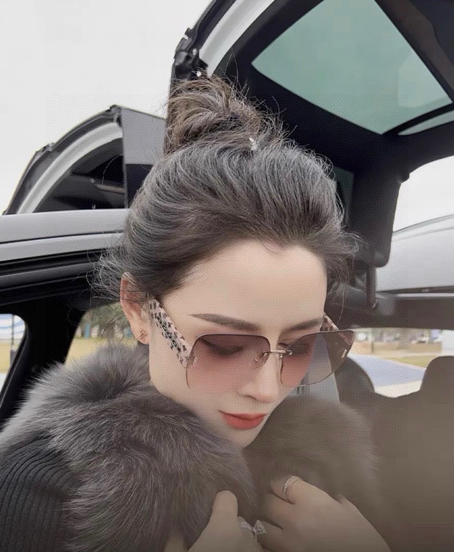 NO:254552,lv【TR polarized series】 2025 new polarized sunglasses with many styles. Classic square frame design, not picky about face shape, it shows its temperament whether it is matched with a coat or a dress. Polarized lenses prevent ultraviolet rays with 1003 glasses sunglasses, glasses, louis vuitton, skirts19860909lv【TR偏光系列】 2025新款偏光太阳镜 款式多 . 经典的方框设计,不挑脸型,无论搭配大衣还是连衣裙都非常显气质 偏光镜片预防紫外线配1003眼镜墨镜太阳镜,眼镜,louis vuitton,skirts,glasses