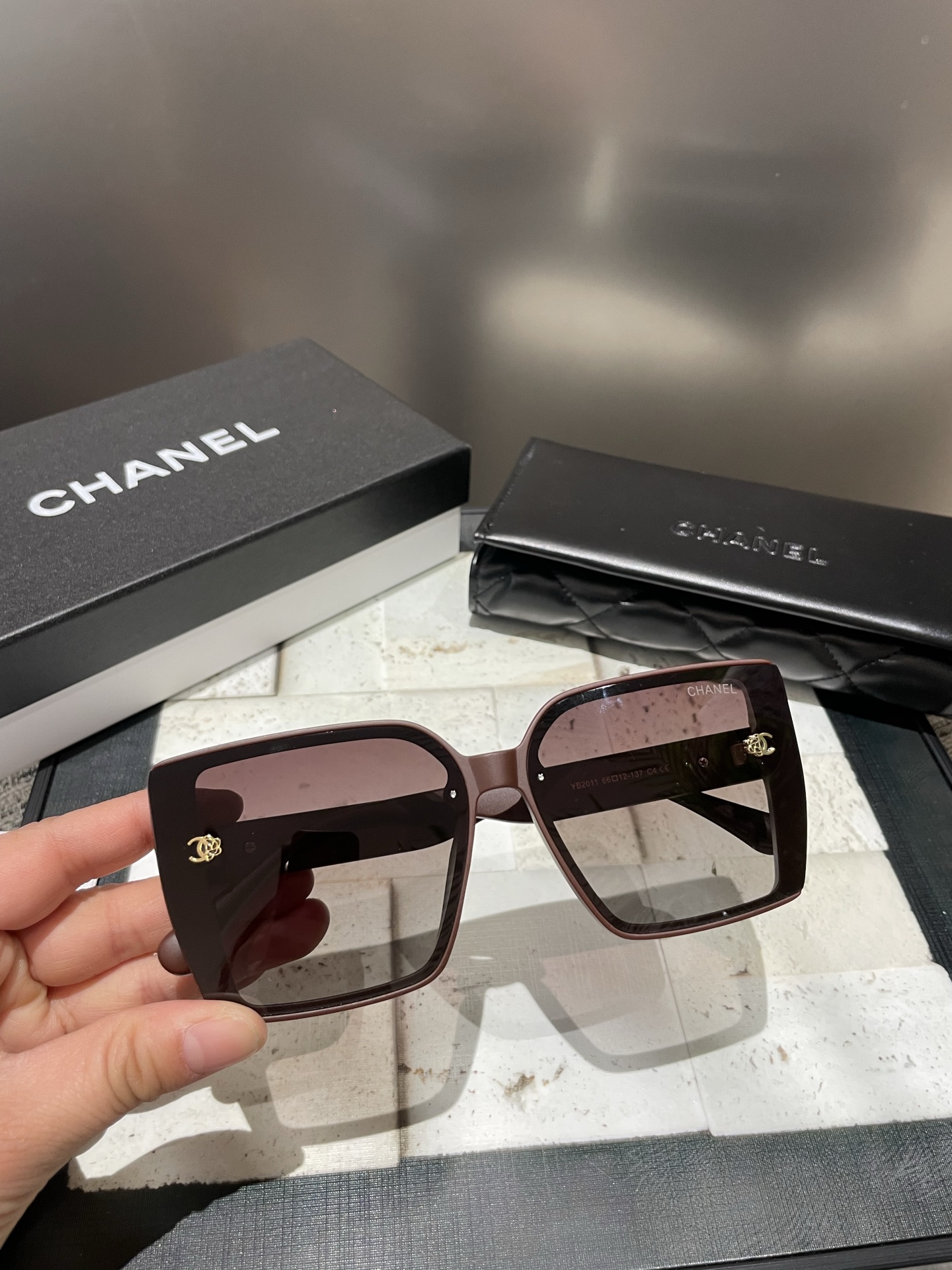 NO:251035,Chanel [TR polarized series] 2025 new polarized sunglasses with many styles. Classic square frame design, not picky on face shape, it shows its temperament whether it is matched with a coat or a dress. Polarized lenses prevent ultraviolet rays with 2013 glasses sunglasses, glasses, chanel, skirts19860909香奈儿【TR偏光系列】 2025新款偏光太阳镜 款式多 . 经典的方框设计,不挑脸型,无论搭配大衣还是连衣裙都非常显气质 偏光镜片预防紫外线配2013眼镜墨镜太阳镜,眼镜,chanel,skirts,glasses