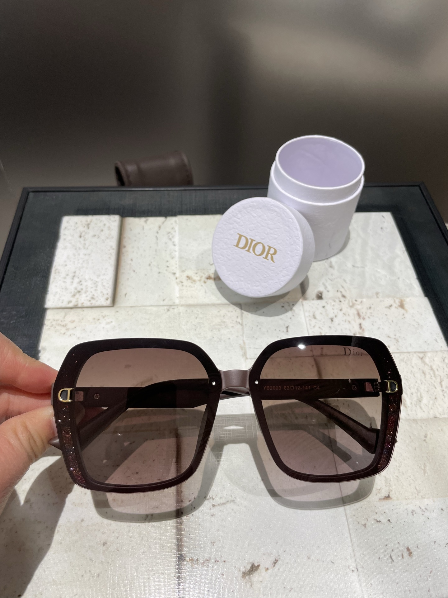 NO:251002,Dior Polaroid resin polarizer new small fragrance sunglasses reduce the burden of strong light blocking harmful light and prevent radiation travel and travel matching clothes can also be used when driving. Brand concept - popular fleeting, style forever glasses, sunglasses, glasses, dior19860909Dior宝丽来树脂偏光镜新款小香太阳镜减轻强光负担遮挡有害光线防辐射出行旅游搭配衣服必备品开车也可以用哦品牌理念-流行稍纵即逝,风格永存眼镜墨镜太阳镜,眼镜,dior,glasses