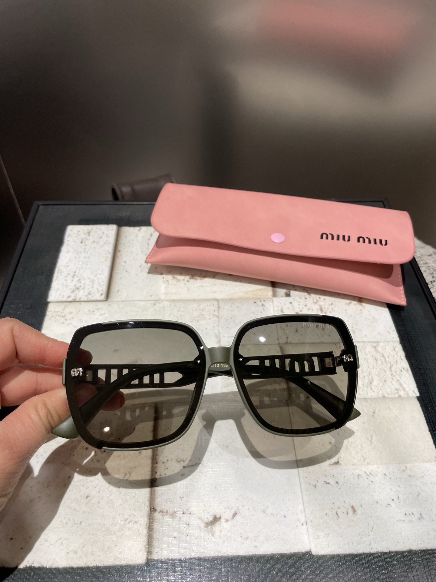 NO:251017,Miumiu2025 latest polarized metal women's sunglasses, material Polaroid high-definition polarized lenses, craft foot wires are very atmospheric, vacuum coating, essential for summer travel. 3017 glasses sunglasses, glasses, miumiu19860909miumiu2025最新款偏光金属女士太阳镜 材质宝丽来高清偏光镜片,工艺脚丝非常大气,真空镀膜,夏日出行必备款.3017眼镜墨镜太阳镜,眼镜,miumiu,glasses