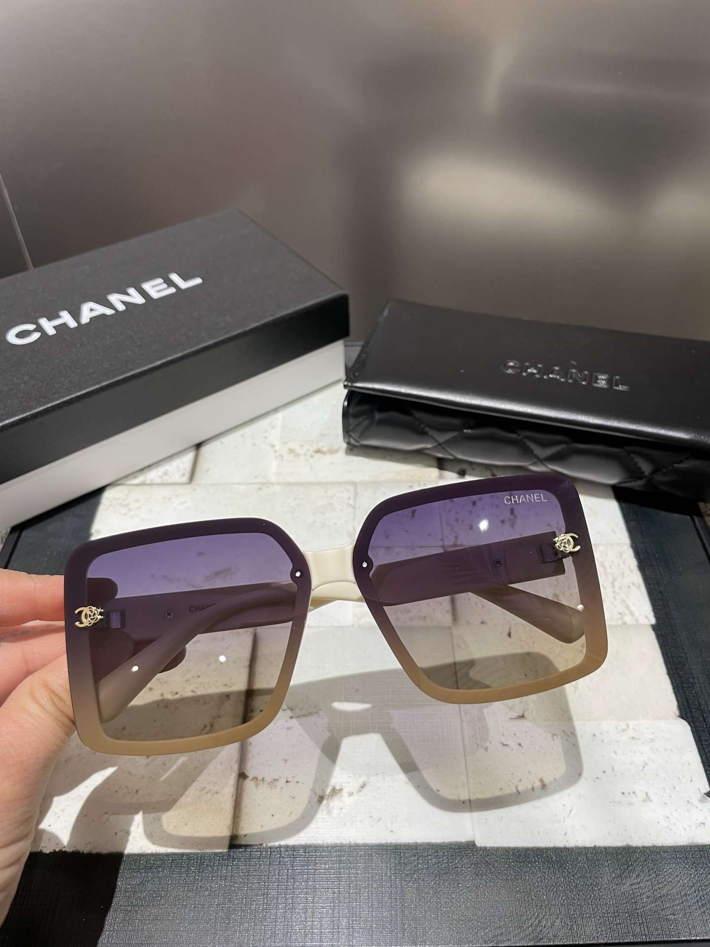 NO:251021,Chanel [TR polarized series] 2025 new polarized sunglasses with many styles. Classic square frame design, not picky on face shape, it shows its temperament whether it is matched with a coat or a dress. Polarized lenses prevent ultraviolet rays with 2013 glasses sunglasses, glasses, chanel, skirts19860909香奈儿【TR偏光系列】 2025新款偏光太阳镜 款式多 . 经典的方框设计,不挑脸型,无论搭配大衣还是连衣裙都非常显气质 偏光镜片预防紫外线配2013眼镜墨镜太阳镜,眼镜,chanel,skirts,glasses
