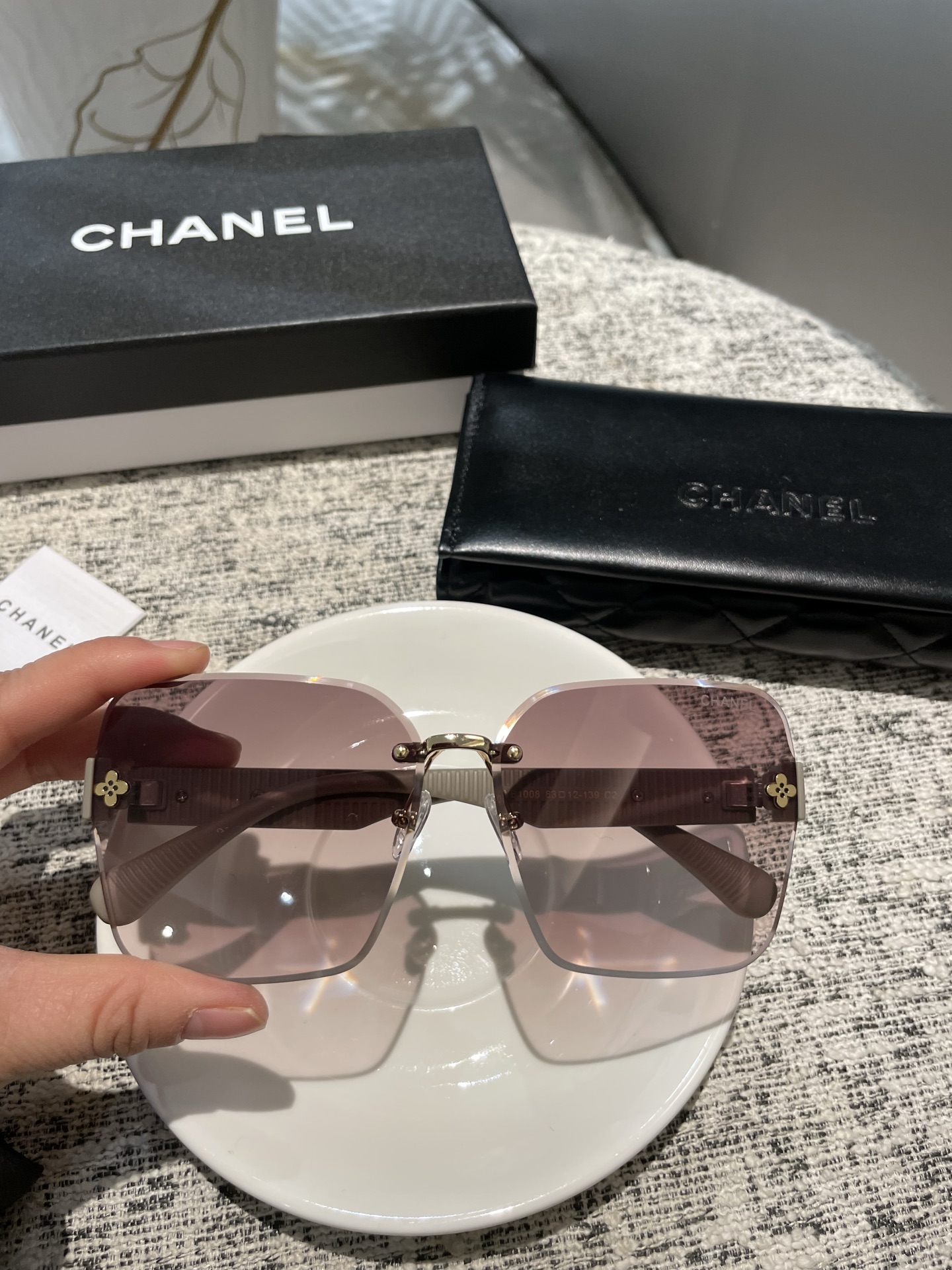 NO:251053,Chanel [TR polarized series] 2025 new polarized sunglasses with many styles. Classic square frame design, not picky about face shape, it shows its temperament whether it is matched with a coat or a dress. Polarized lenses prevent ultraviolet rays with 1008 glasses sunglasses, glasses, chanel, skirts19860909香奈儿【TR偏光系列】 2025新款偏光太阳镜 款式多 . 经典的方框设计,不挑脸型,无论搭配大衣还是连衣裙都非常显气质 偏光镜片预防紫外线配1008眼镜墨镜太阳镜,眼镜,chanel,skirts,glasses