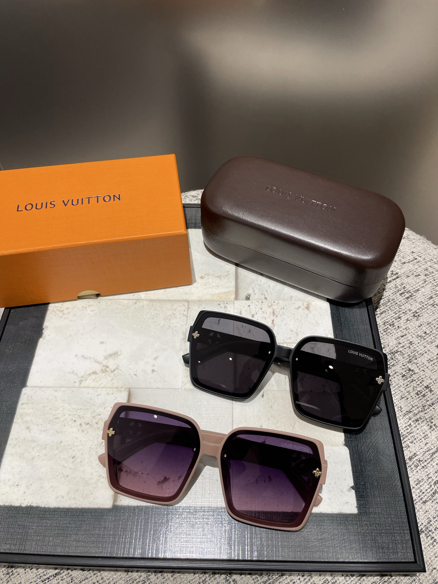 NO:246215,L V [Polarized Series] 2025 new polarized sunglasses with many styles. Classic square frame design, not picky about face shape, it shows its temperament whether it is matched with a coat or a dress. Polarized lenses prevent ultraviolet rays with 2002 glasses sunglasses, glasses, skirts19860909L V【偏光系列】 2025新款偏光太阳镜 款式多 . 经典的方框设计,不挑脸型,无论搭配大衣还是连衣裙都非常显气质 偏光镜片预防紫外线配2002眼镜墨镜太阳镜,眼镜,skirts,glasses