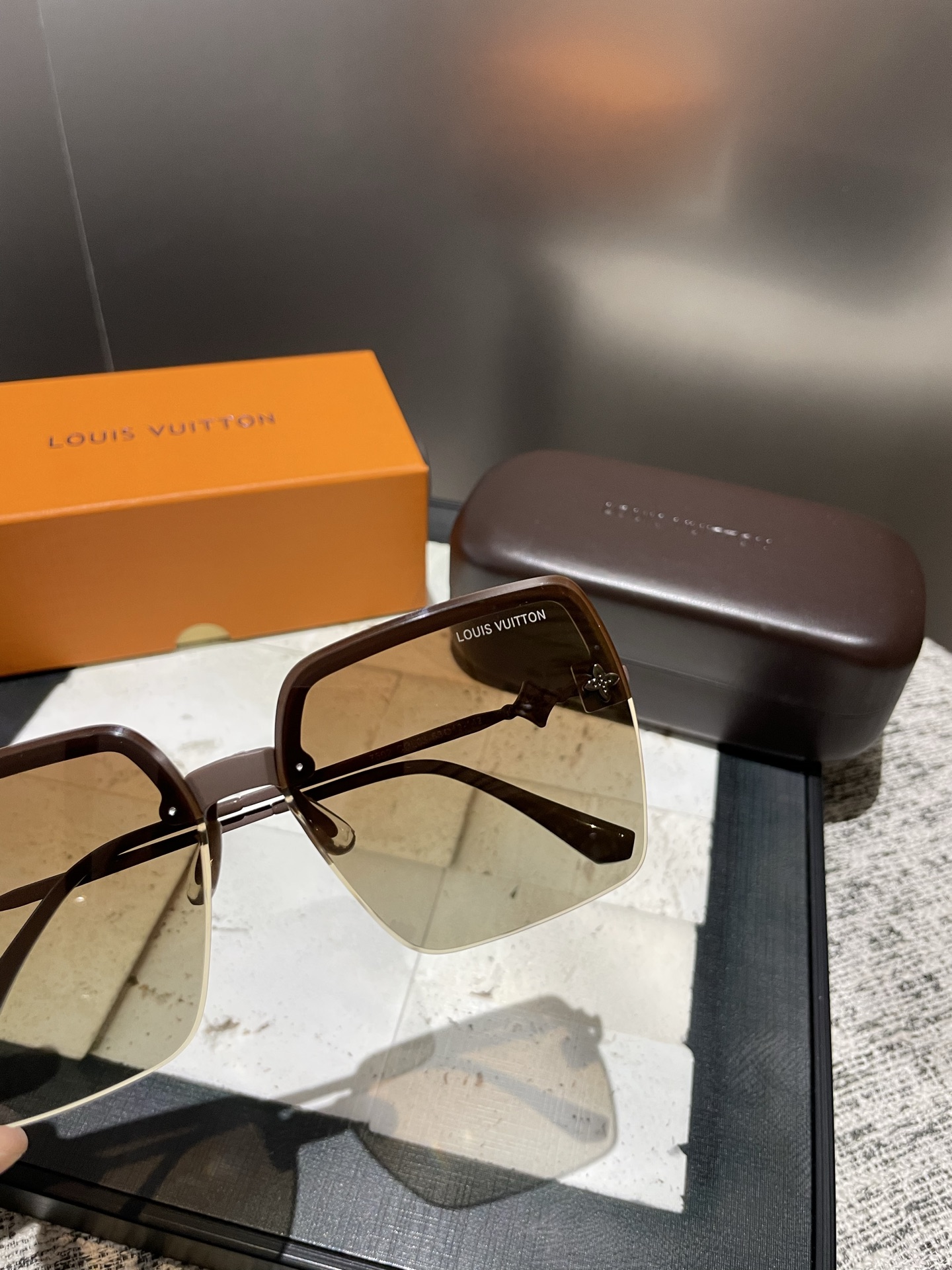 P高清Lv尼龙偏光太阳镜🕶️
2025新款！新款出货！新款出货！
型号：7502
描述：女士高清加厚偏光