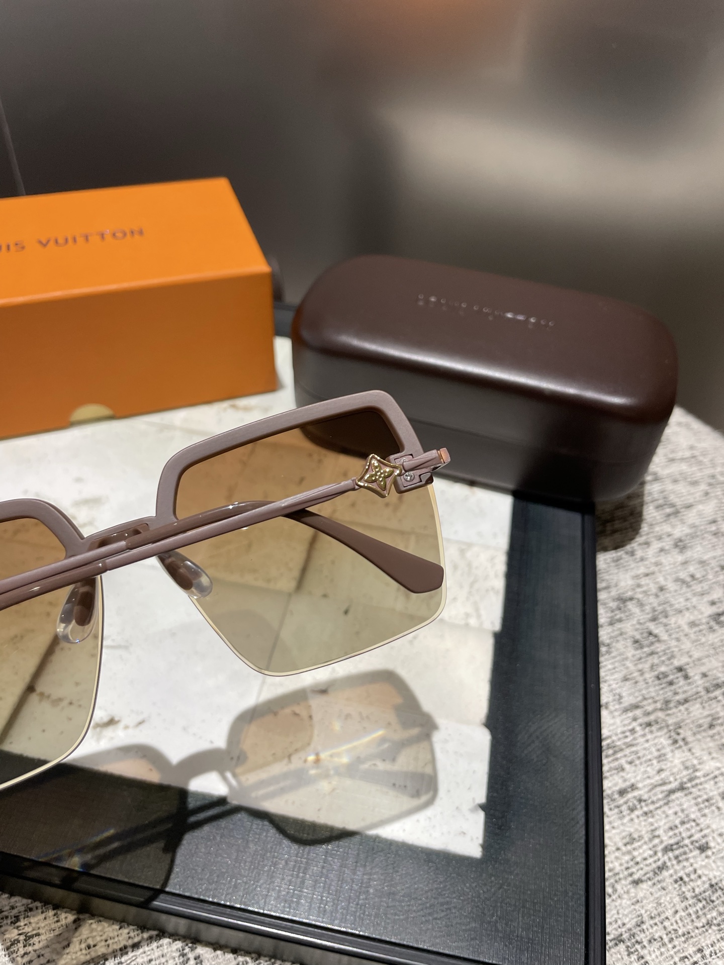 P高清Lv尼龙偏光太阳镜🕶️
2025新款！新款出货！新款出货！
型号：7502
描述：女士高清加厚偏光