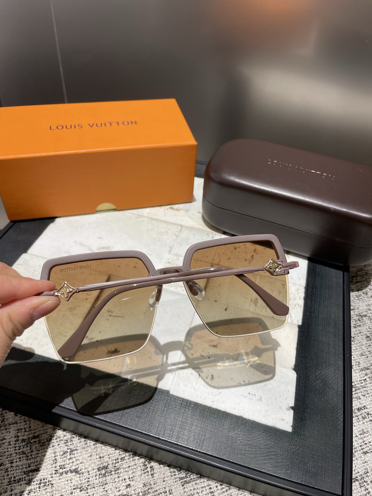 P高清Lv尼龙偏光太阳镜🕶️
2025新款！新款出货！新款出货！
型号：7502
描述：女士高清加厚偏光