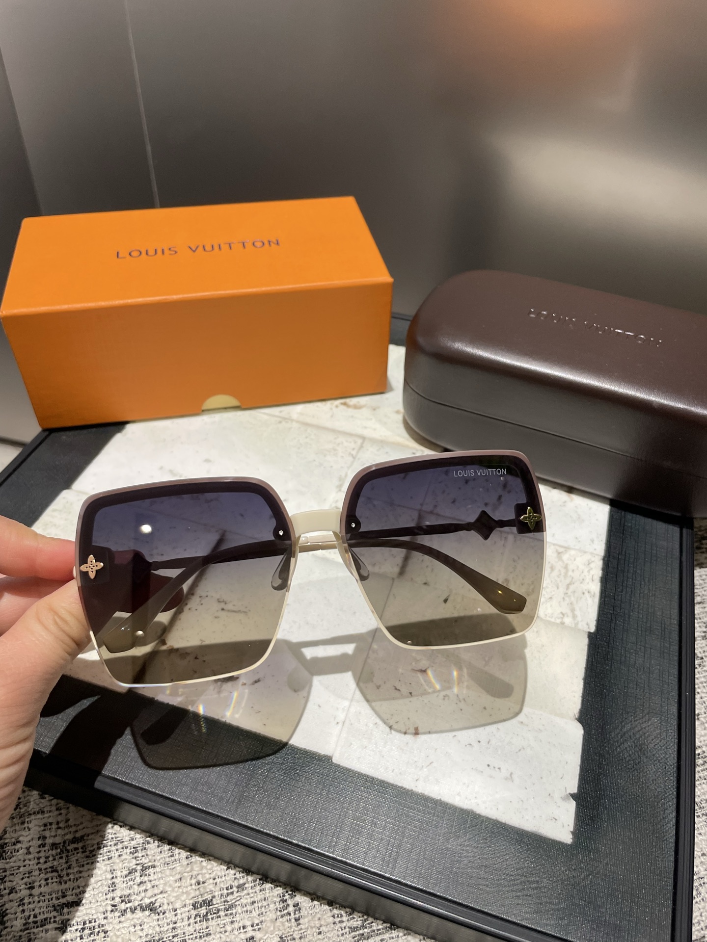 P高清Lv尼龙偏光太阳镜🕶️
2025新款！新款出货！新款出货！
型号：7502
描述：女士高清加厚偏光