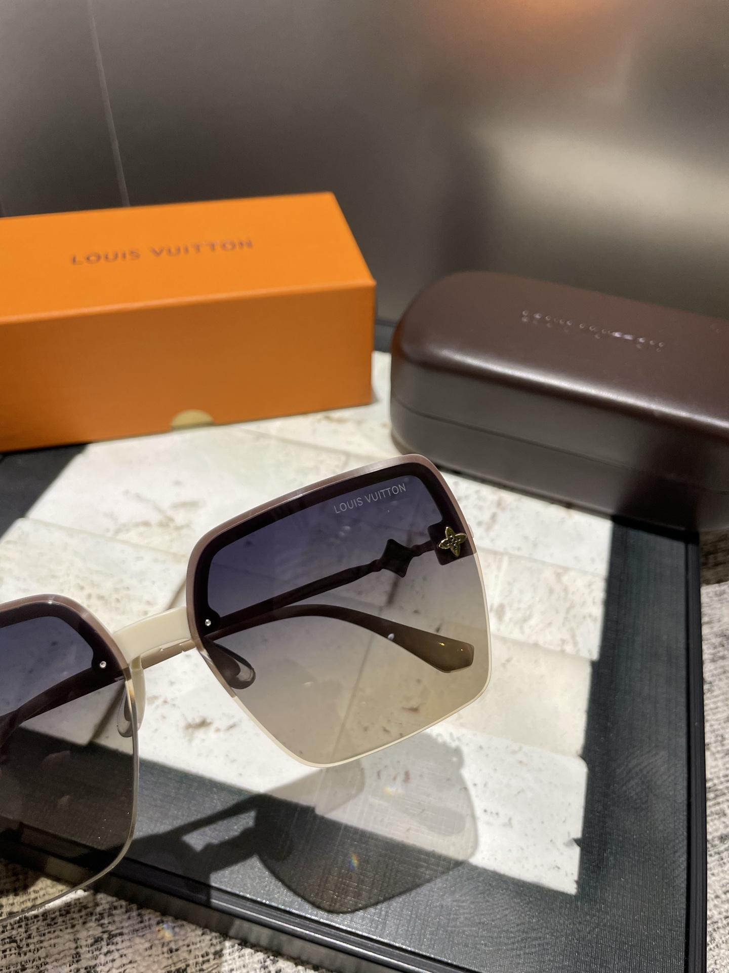 P高清Lv尼龙偏光太阳镜🕶️
2025新款！新款出货！新款出货！
型号：7502
描述：女士高清加厚偏光