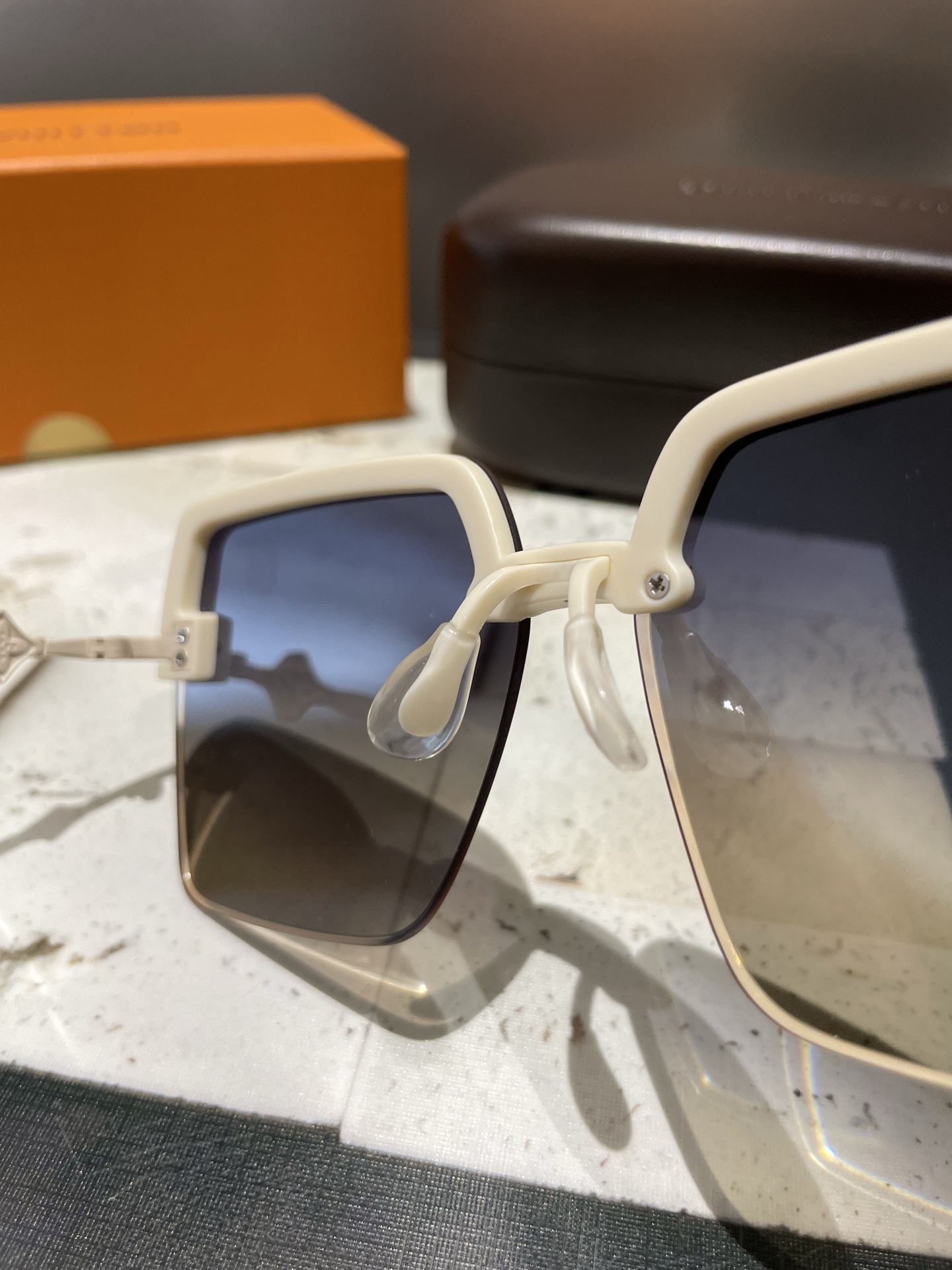 P高清Lv尼龙偏光太阳镜🕶️
2025新款！新款出货！新款出货！
型号：7502
描述：女士高清加厚偏光