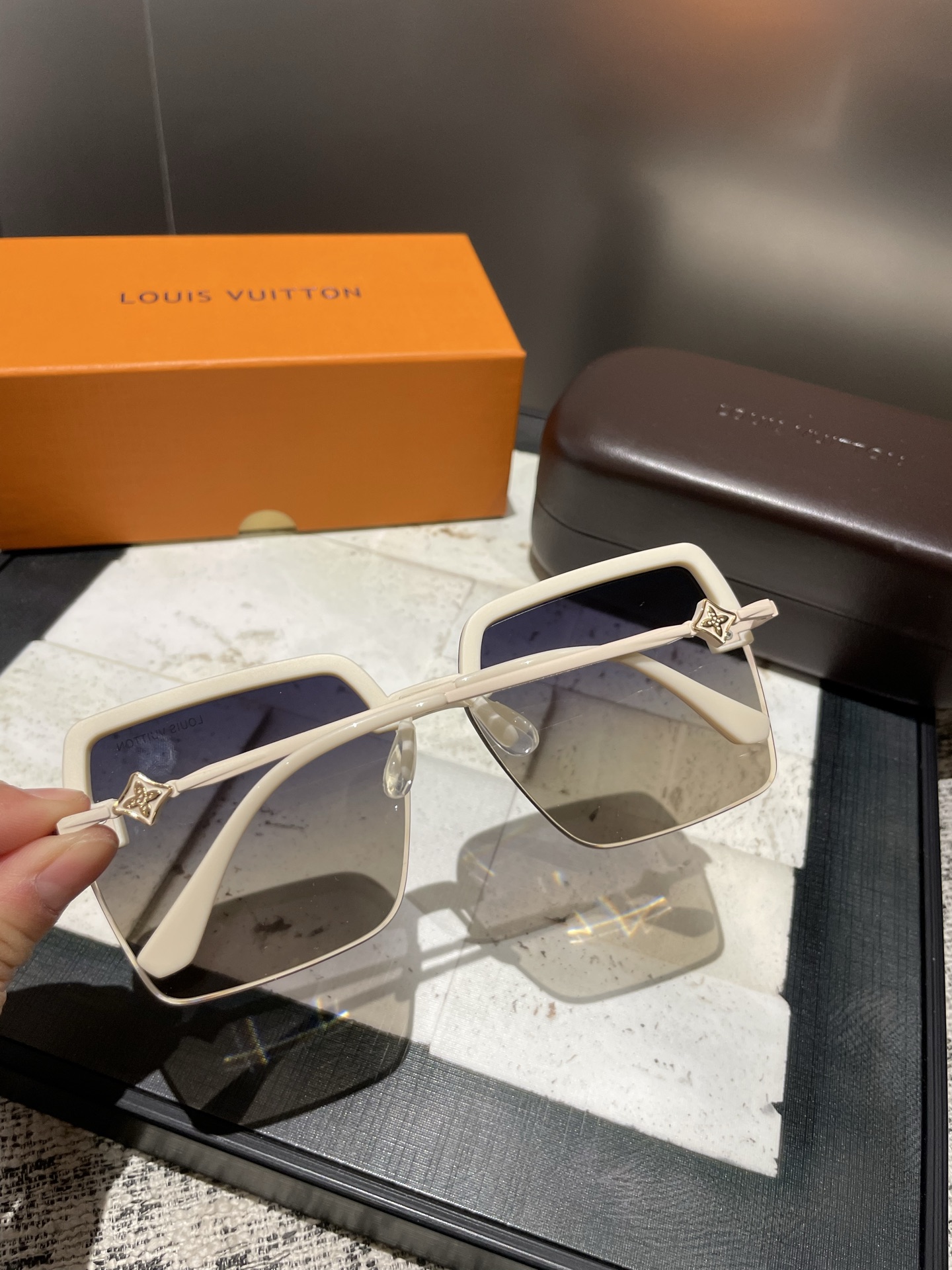 P高清Lv尼龙偏光太阳镜🕶️
2025新款！新款出货！新款出货！
型号：7502
描述：女士高清加厚偏光