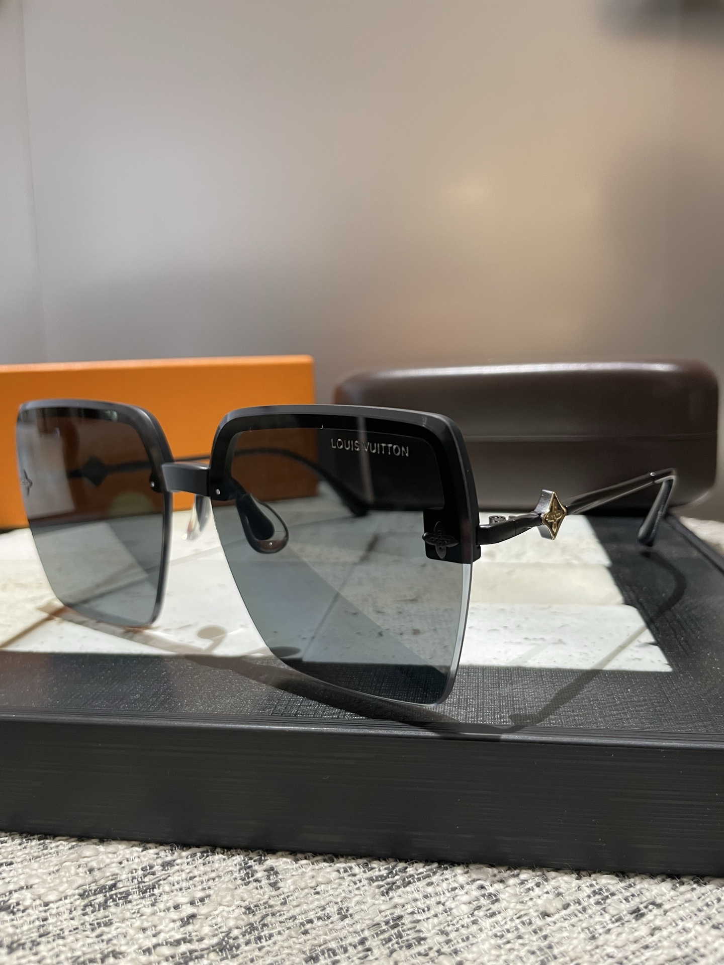 P高清Lv尼龙偏光太阳镜🕶️
2025新款！新款出货！新款出货！
型号：7502
描述：女士高清加厚偏光