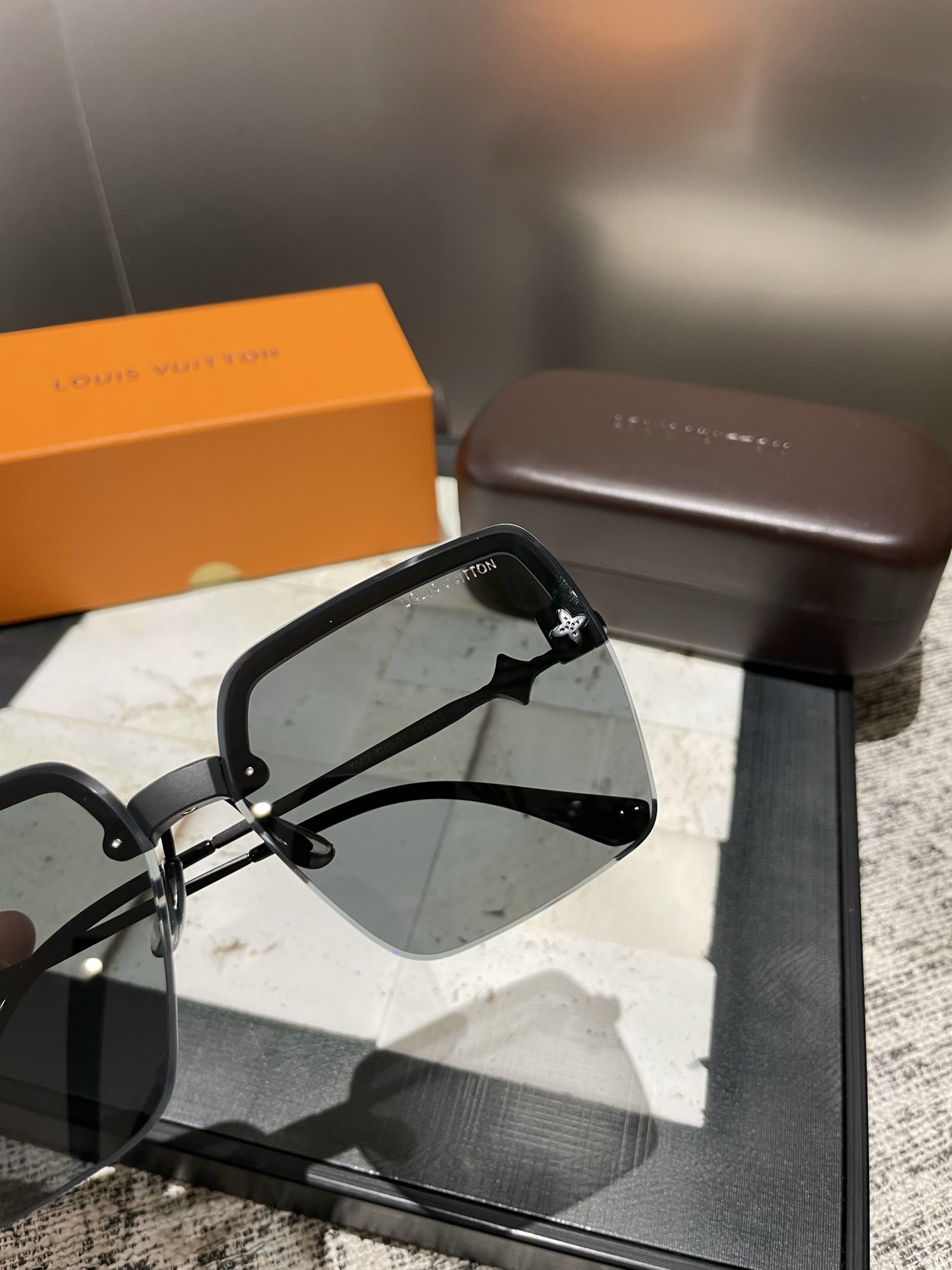 P高清Lv尼龙偏光太阳镜🕶️
2025新款！新款出货！新款出货！
型号：7502
描述：女士高清加厚偏光