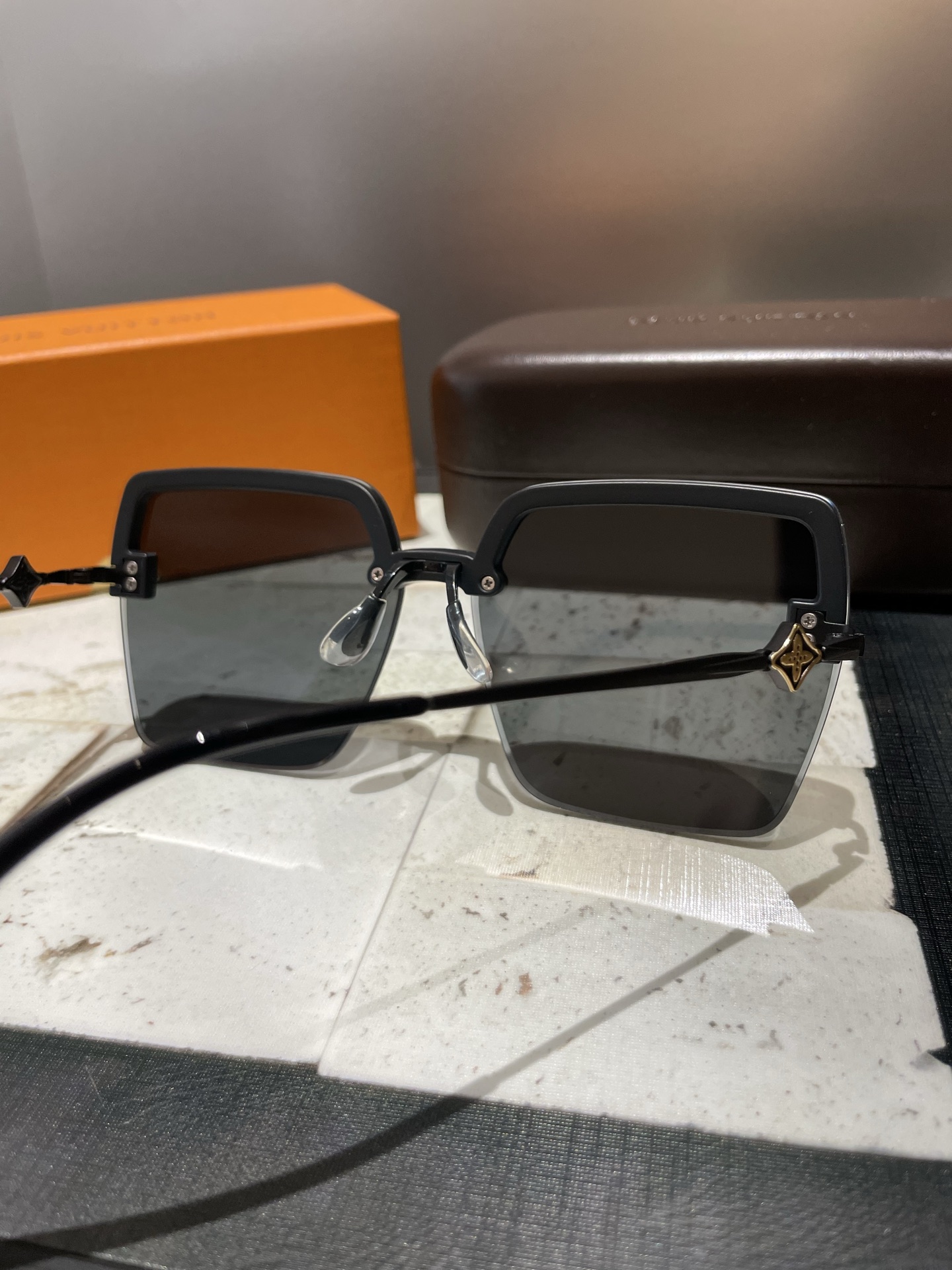 P高清Lv尼龙偏光太阳镜🕶️
2025新款！新款出货！新款出货！
型号：7502
描述：女士高清加厚偏光