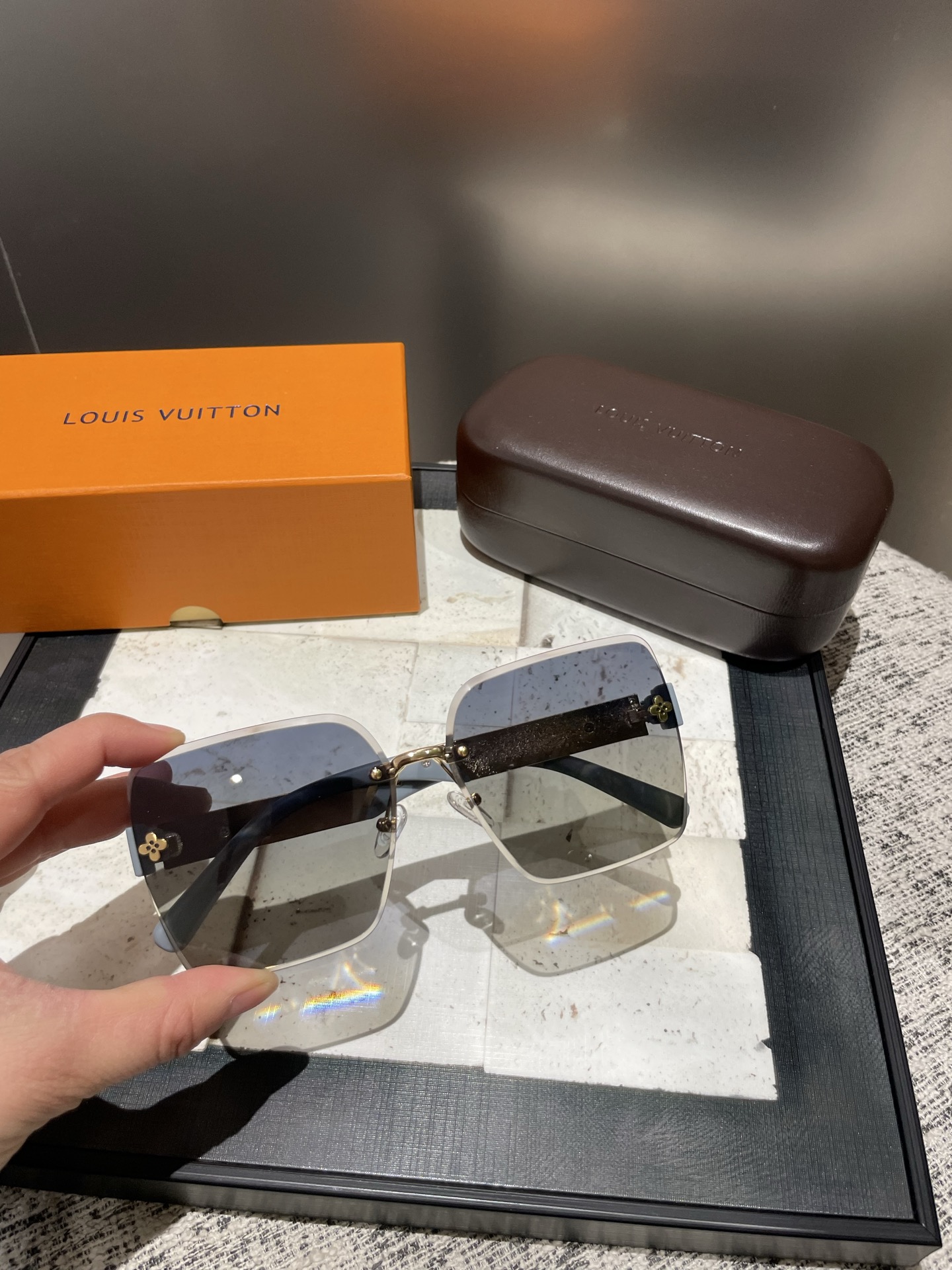 L家新款，墨镜🕶️材质：宝丽来偏光太阳镜 颜色：2色选择：型号：7003🎉🎉🎉🎉超美的哦！