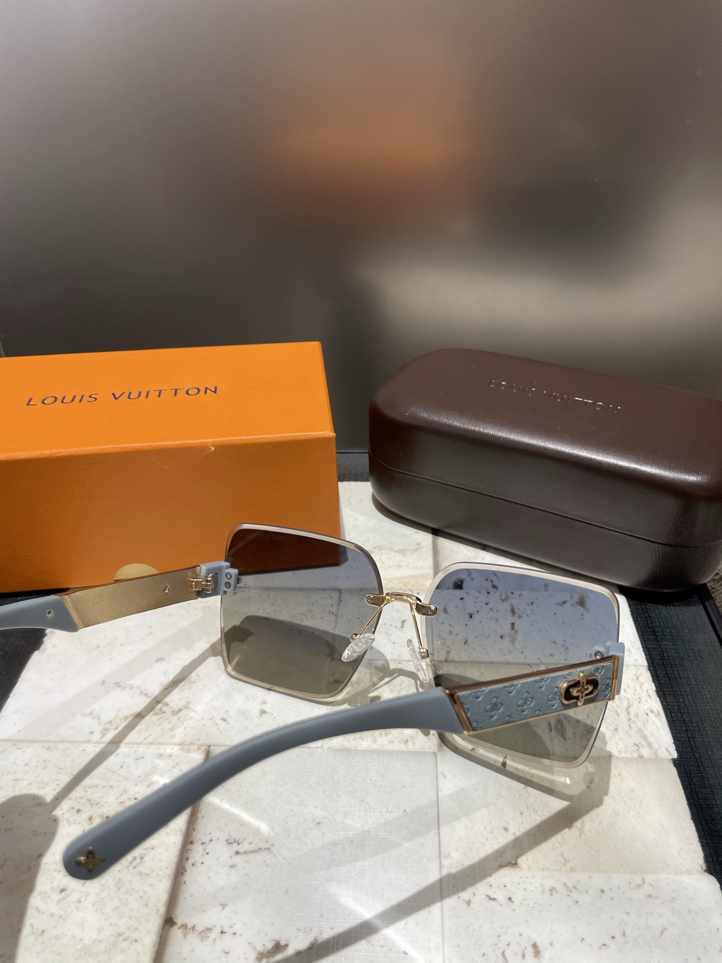 L家新款，墨镜🕶️材质：宝丽来偏光太阳镜 颜色：2色选择：型号：7003🎉🎉🎉🎉超美的哦！