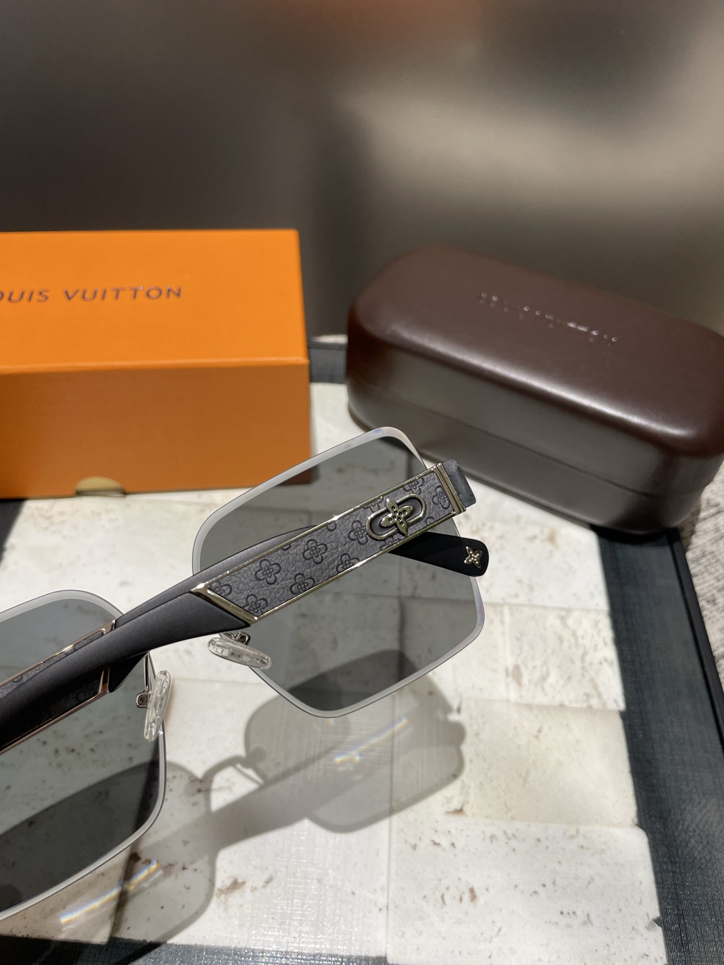 L家新款，墨镜🕶️材质：宝丽来偏光太阳镜 颜色：2色选择：型号：7003🎉🎉🎉🎉超美的哦！