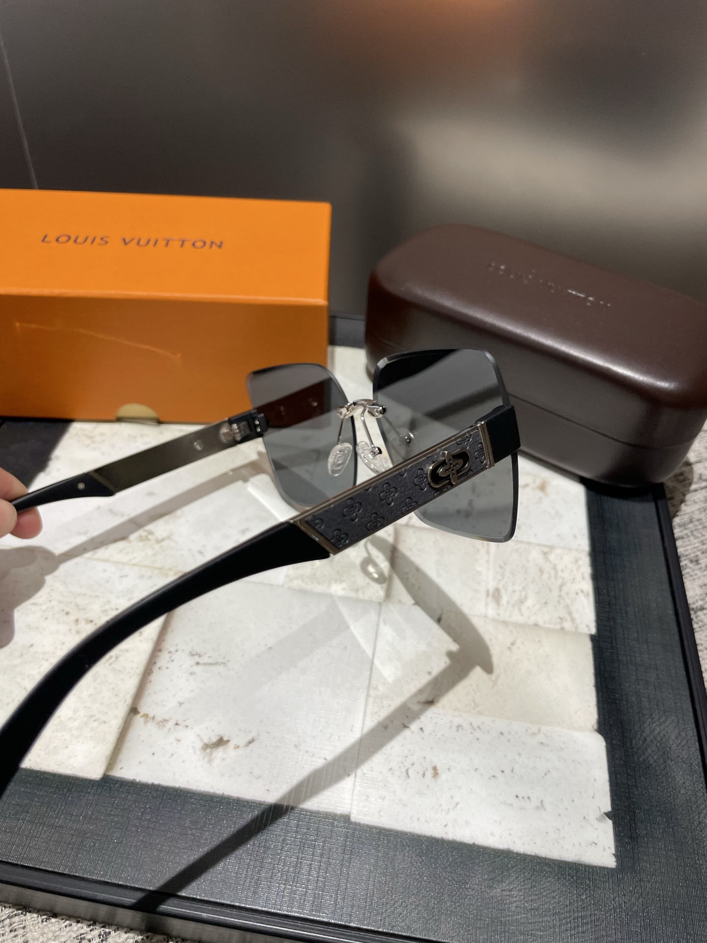 L家新款，墨镜🕶️材质：宝丽来偏光太阳镜 颜色：2色选择：型号：7003🎉🎉🎉🎉超美的哦！