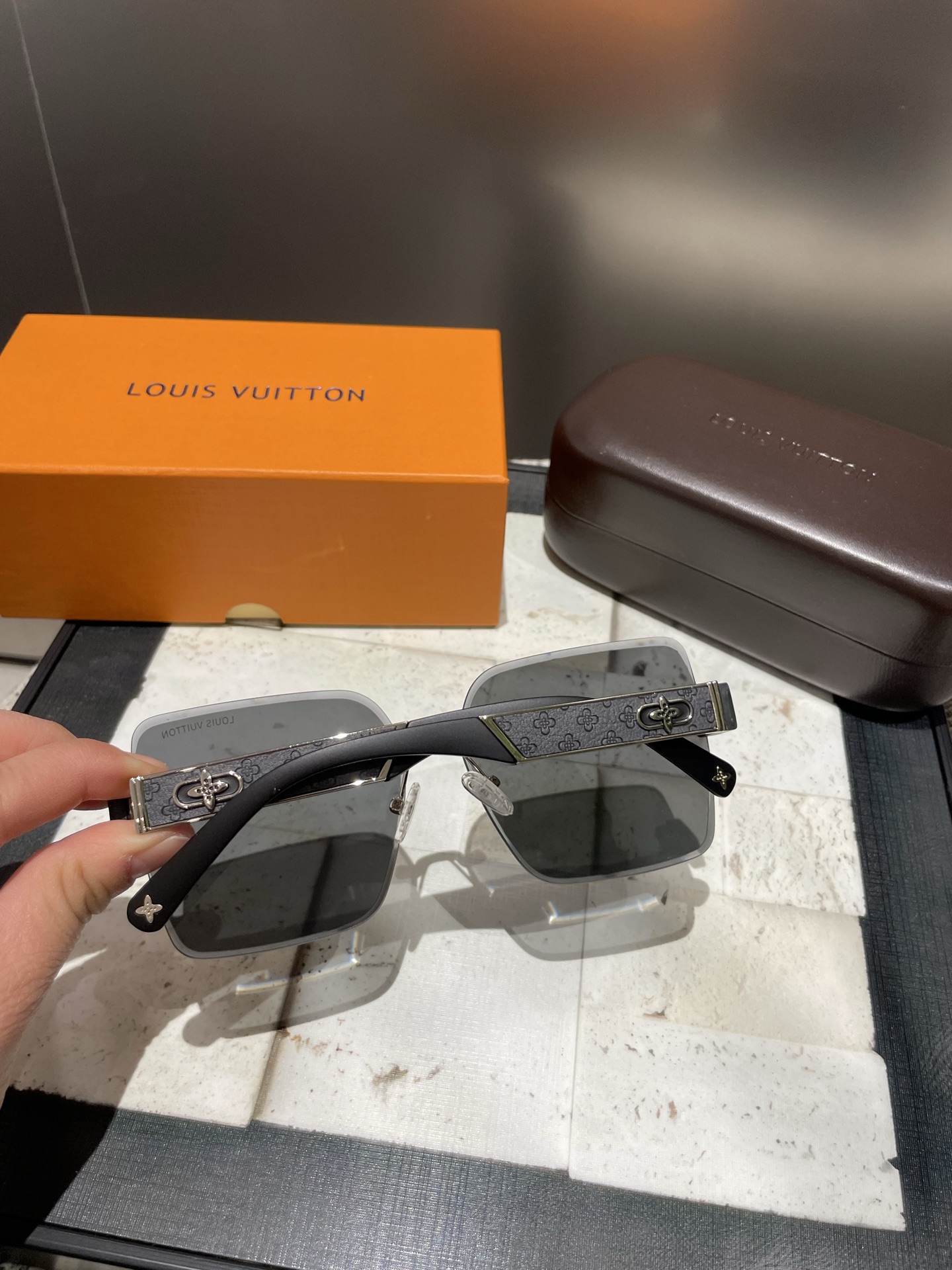 L家新款，墨镜🕶️材质：宝丽来偏光太阳镜 颜色：2色选择：型号：7003🎉🎉🎉🎉超美的哦！