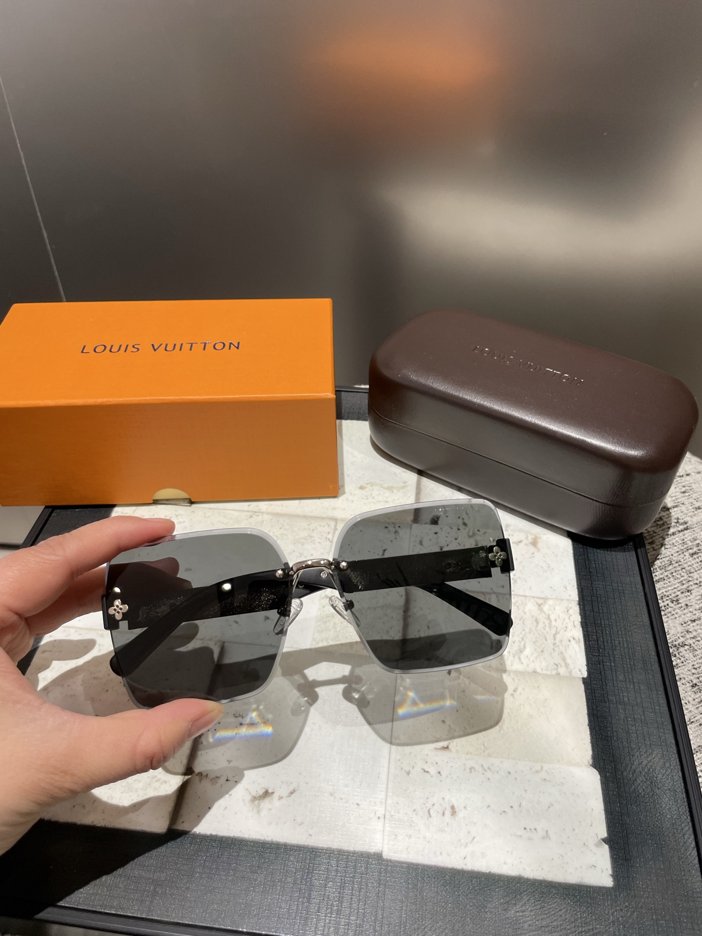 L家新款，墨镜🕶️材质：宝丽来偏光太阳镜 颜色：2色选择：型号：7003🎉🎉🎉🎉超美的哦！