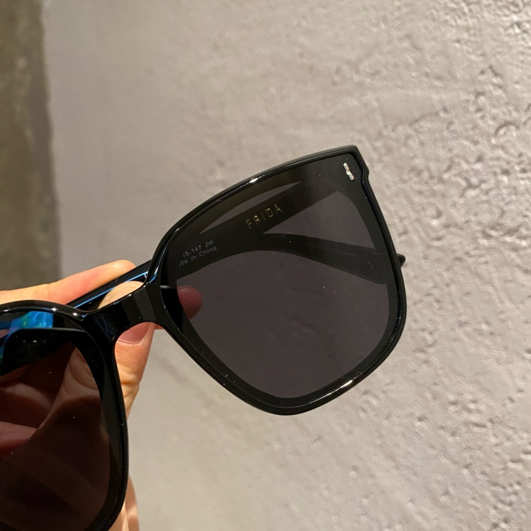 PGM frida
许佳琪华晨宇等网红同款尼龙偏光墨镜🕶️仿版材配置 镜片带蔡司标+内镀绿膜 超高性价比
