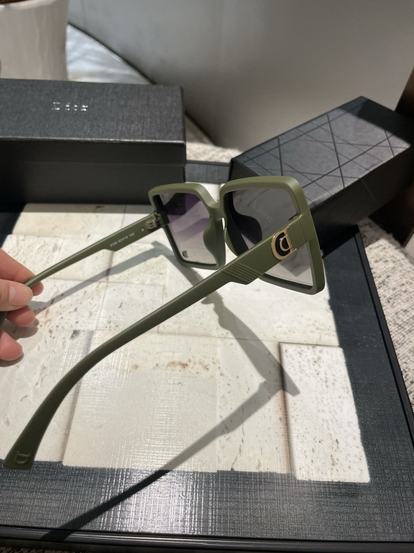 PDior💌宝丽来树脂偏光镜😎新款小香太阳镜减轻强光负担🥰遮挡有害光线防辐射😊出行旅游搭配衣服必备品🌸开