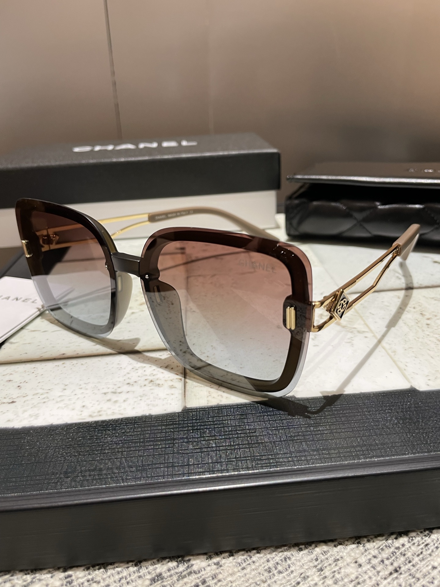 P高清尼龙偏光太阳镜🕶️
2025新款！新款出货！新款出货！
型号：2218#
描述：女士高清加厚偏光太