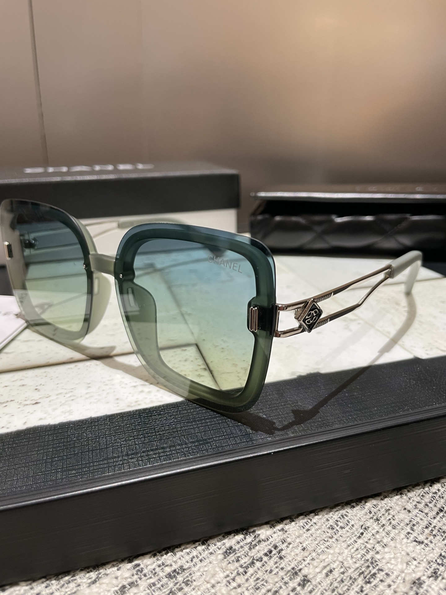 P高清尼龙偏光太阳镜🕶️
2025新款！新款出货！新款出货！
型号：2218#
描述：女士高清加厚偏光太
