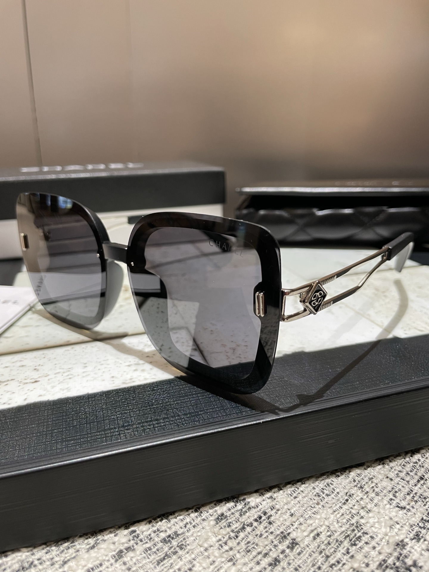 P高清尼龙偏光太阳镜🕶️
2025新款！新款出货！新款出货！
型号：2218#
描述：女士高清加厚偏光太