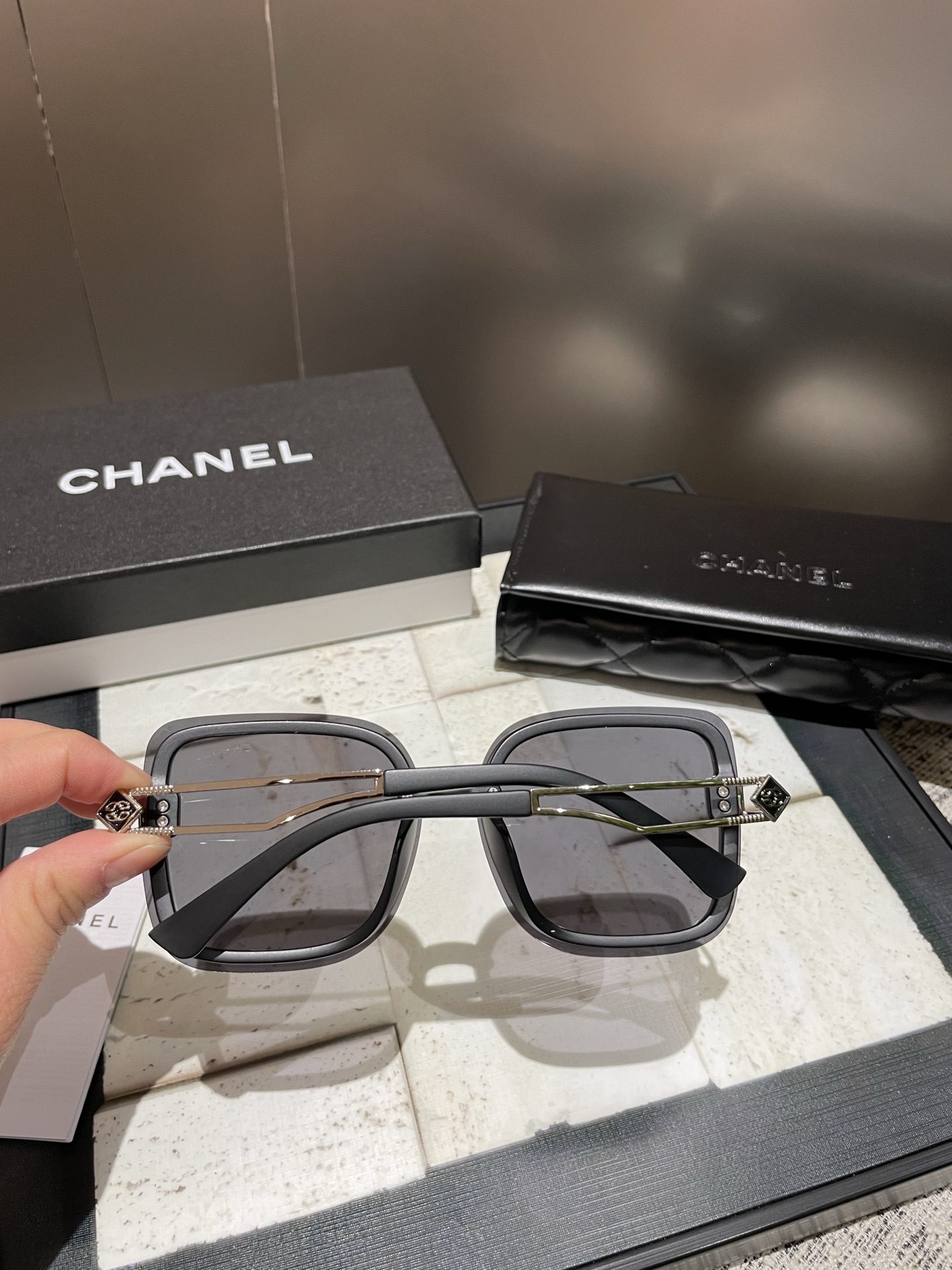 P高清尼龙偏光太阳镜🕶️
2025新款！新款出货！新款出货！
型号：2218#
描述：女士高清加厚偏光太