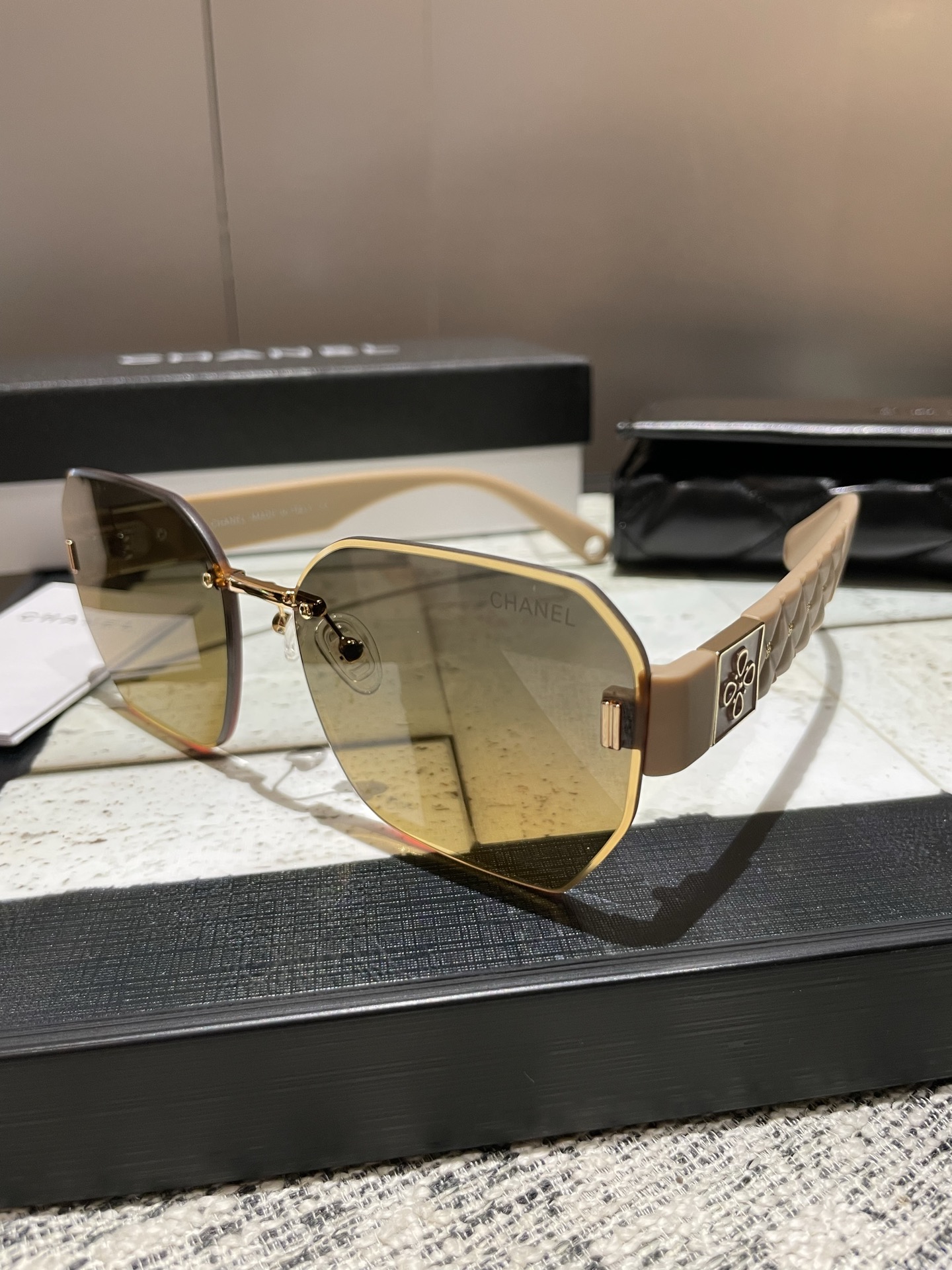P高清香奈儿尼龙偏光太阳镜🕶️
2025新款！新款出货！新款出货！
型号：3309
描述：女士高清加厚偏