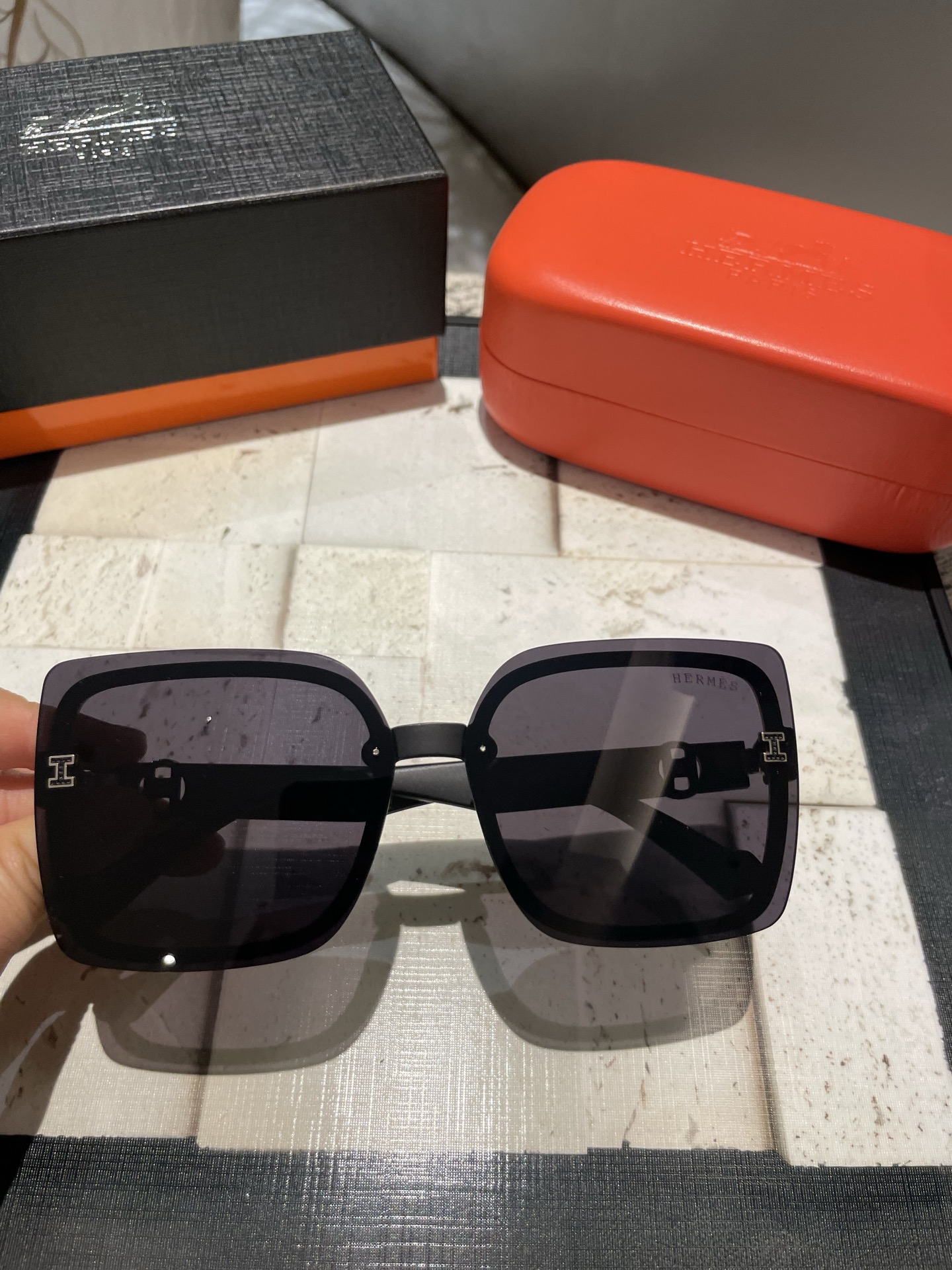 NO:248857,Hermes [TR polarized series] 2025 new polarized sunglasses with many styles. Classic square frame design, not picky about face shape, it shows its temperament whether it is matched with a coat or a dress. Polarized lenses prevent ultraviolet rays with 3027 glasses sunglasses, glasses, hermes, skirts19860909爱马仕【TR偏光系列】 2025新款偏光太阳镜 款式多 . 经典的方框设计,不挑脸型,无论搭配大衣还是连衣裙都非常显气质 偏光镜片预防紫外线配3027眼镜墨镜太阳镜,眼镜,hermes,skirts,glasses