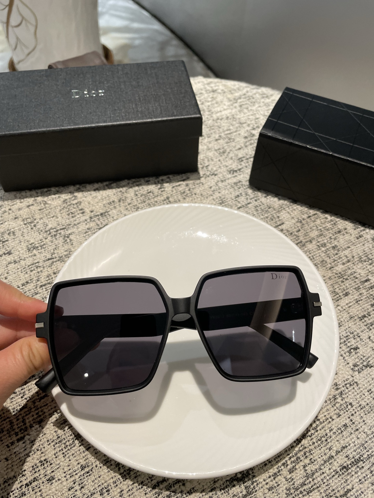 NO:251322,Dior [Polarized Series] 2025 new polarized sunglasses with many styles. Classic square frame design, not picky about face shape, it shows its temperament whether it is matched with a coat or a dress. Polarized lenses prevent ultraviolet rays with 3012 glasses sunglasses, glasses, dior, skirts19860909Dior【偏光系列】 2025新款偏光太阳镜 款式多 . 经典的方框设计,不挑脸型,无论搭配大衣还是连衣裙都非常显气质 偏光镜片预防紫外线配3012眼镜墨镜太阳镜,眼镜,dior,skirts,glasses