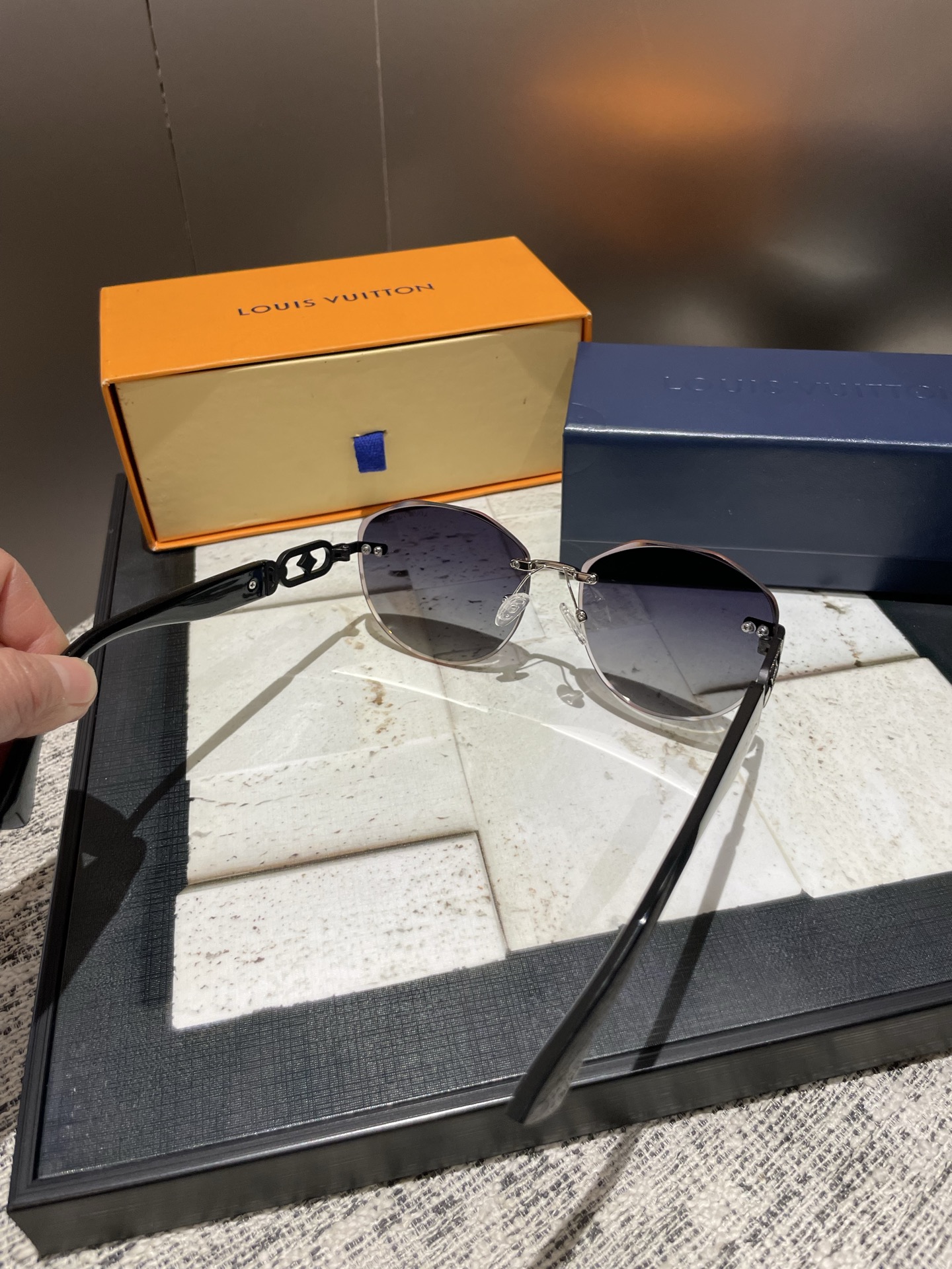 P高清L家尼龙偏光太阳镜🕶️
2025新款！新款出货！新款出货！
描述：女士高清加厚偏光太阳镜🕶️ 🎉高