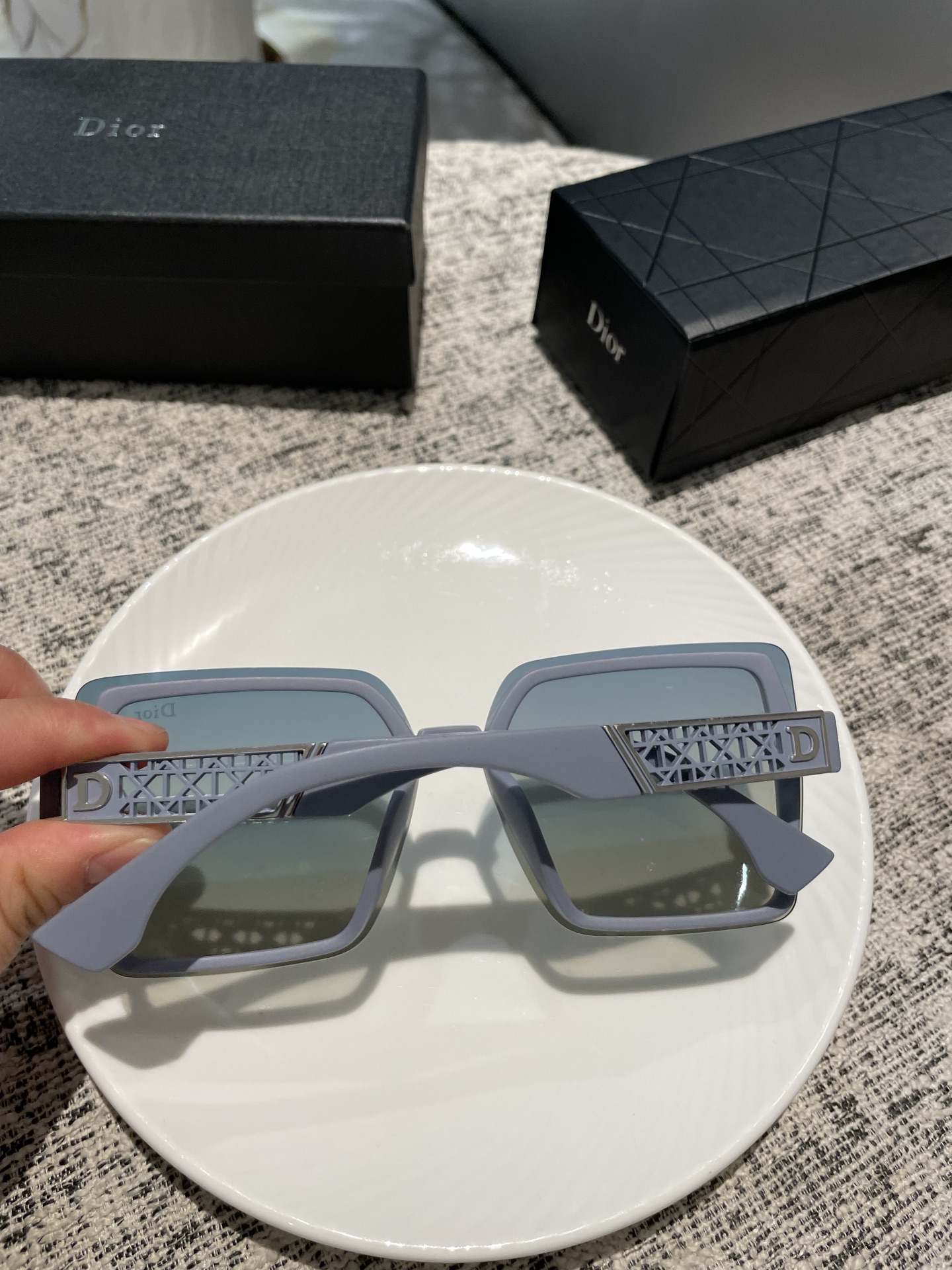 PDior【TR偏光系列】
2025新款偏光太阳镜 款式多 。
经典的方框设计，不挑脸型，无论搭配大衣还
