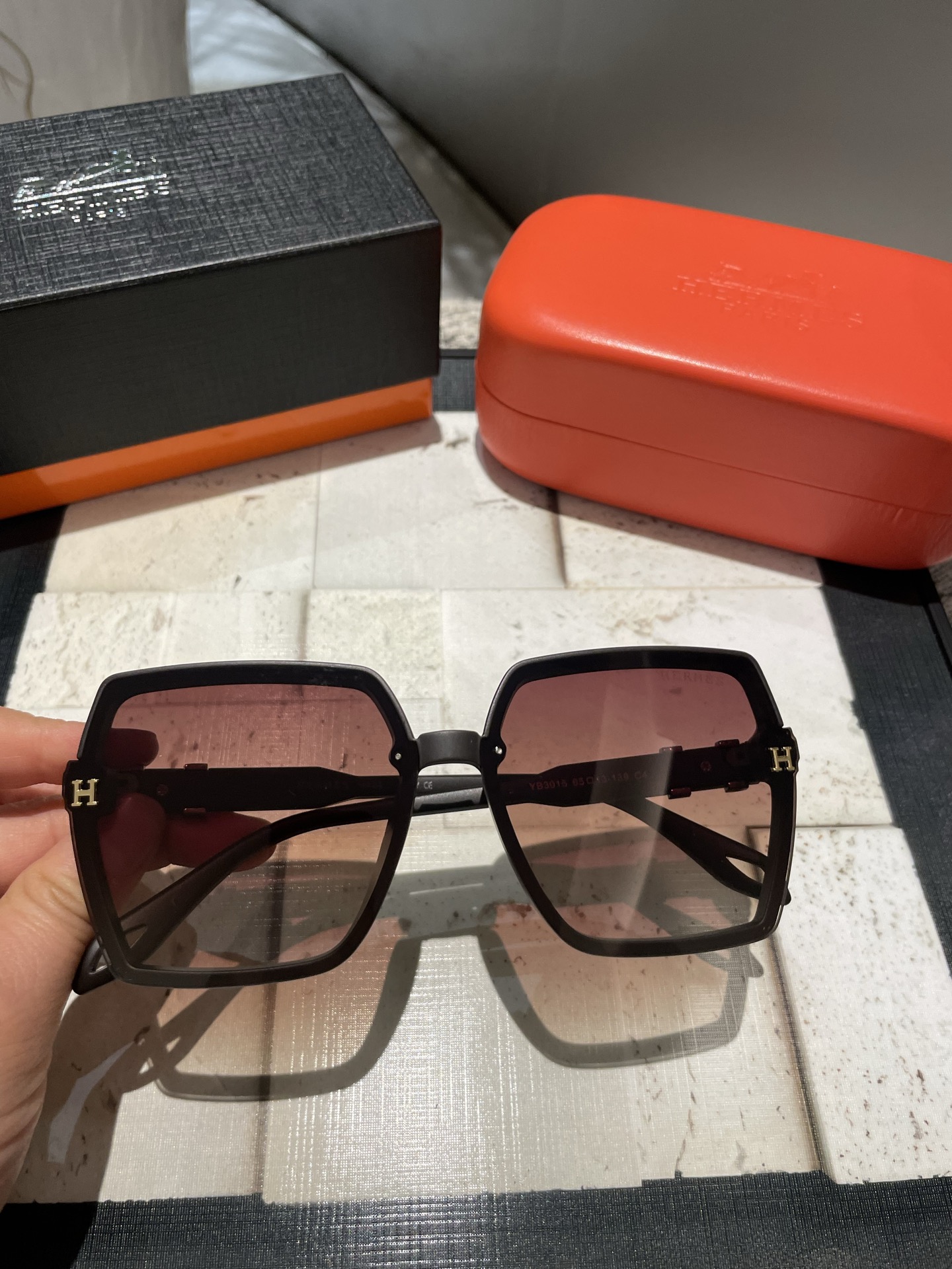 P爱马仕💌宝丽来树脂偏光镜😎新款小香太阳镜减轻强光负担🥰遮挡有害光线防辐射😊出行旅游搭配衣服必备品🌸开车