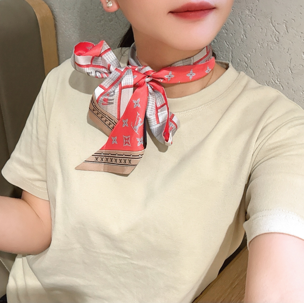 NO:895974,Special 50 super nice L family silk scarf!  Double layer silk!  It has multiple uses. It can be tied to a bag, used as a hair tie or a small scarf. It is very chic. It also looks great when paired with a simple base layer or a shirt and casually hung around the neck!  Silk!  The latest styles in the counter. Silk scarves, streamers, streamers, hair bundles, louis vuitton, shirts, real silk19860909特50超好看L家丝巾！双层真丝！ 多种用途,绑包包上,当发带或者小领巾都相当别致 配简单打底或者衬衫随便往脖子一挂也是极好看的！ 真丝！专柜最新款.丝巾,飘带,飘带，发束,louis vuitton,shirts,real silk,accessory