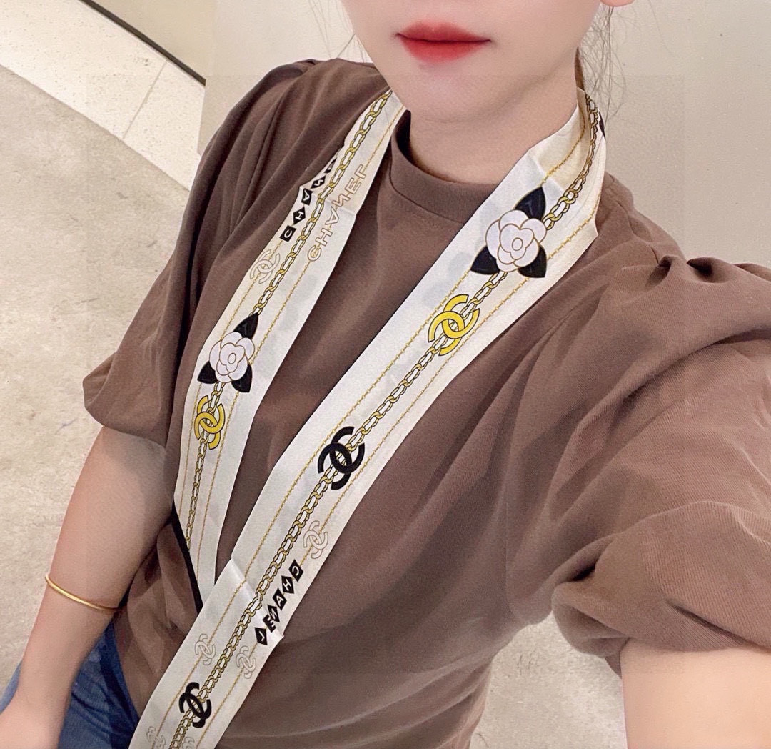NO:895983,Special 45 super beautiful Chanel silk scarf!  Double layer silk!  It has multiple uses. It can be tied to a bag, used as a hair tie or a small scarf. It is very chic. It also looks great when paired with a simple base layer or a shirt and casually hung around the neck!  Silk!  The latest styles at the counter. Silk scarves, streamers, streamers, hair bundles, chanel, shirts, real silk19860909特45超好看香奈儿丝巾！双层真丝！ 多种用途,绑包包上,当发带或者小领巾都相当别致 配简单打底或者衬衫随便往脖子一挂也是极好看的！ 真丝！专柜最新款.丝巾,飘带,飘带，发束,chanel,shirts,real silk,accessory