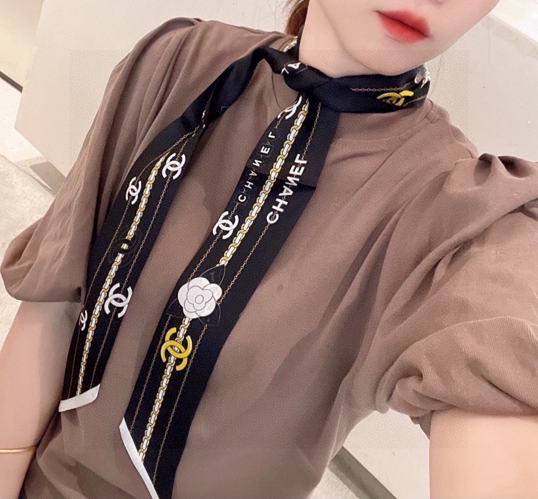 NO:895988,Special 45 super beautiful Chanel silk scarf!  Double layer silk!  It has multiple uses. It can be tied to a bag, used as a hair tie or a small scarf. It is very chic. It also looks great when paired with a simple base layer or a shirt and casually hung around the neck!  Silk!  The latest silk scarves, streamers, ribbons, hair bundles, chanel, shirts, real silk in the counter19860909特45超好看香奈儿家丝巾！双层真丝！ 多种用途,绑包包上,当发带或者小领巾都相当别致 配简单打底或者衬衫随便往脖子一挂也是极好看的！ 真丝！专柜最新款丝巾,飘带,飘带，发束,chanel,shirts,real silk,accessory