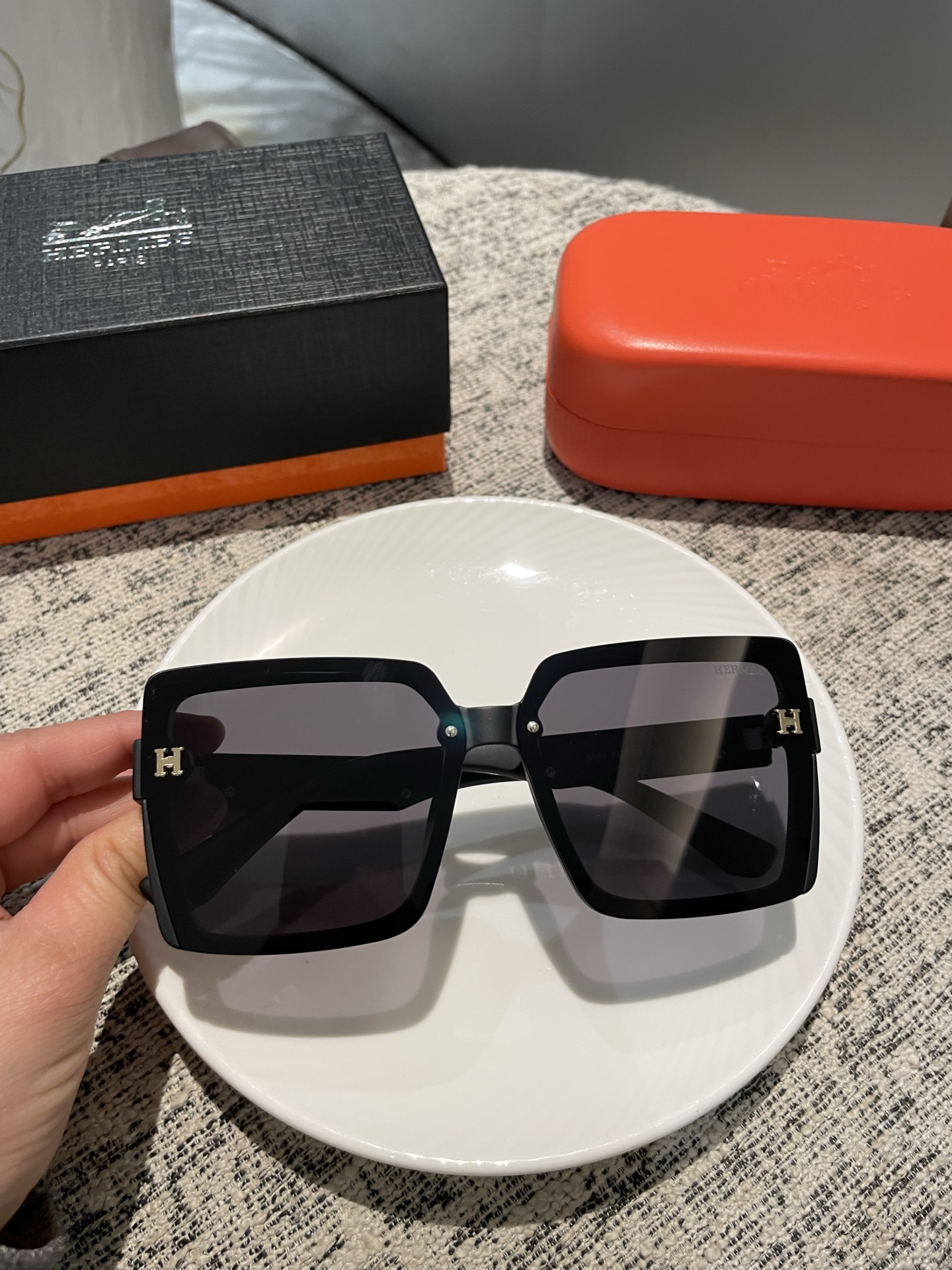 NO:345305,Hermes polarized metal women's sunglasses material Polaroid high-definition polarized lenses, craft foot wires are very atmospheric, vacuum coating, essential for summer travel. 5160 glasses sunglasses, glasses, hermes19860909爱马仕偏光金属女士太阳镜 材质宝丽来高清偏光镜片,工艺脚丝非常大气,真空镀膜,夏日出行必备款.5160眼镜墨镜太阳镜,眼镜,hermes,glasses